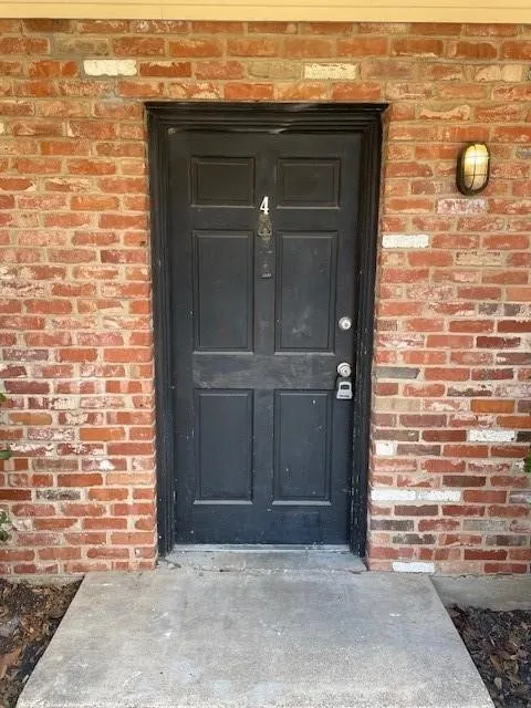 Single Family Residence For Rent in Denton County , 915 N Elm Street 4, Denton, Texas 76201, 3 Bedroom, 2 Bathroom, Garage spaces, 1,600 Sqft, built in 1968, mls#21336458, Real Estate Agent in Denton, Homes For Rent in Denton county, Homes For Rent in Denton, Realtor in Denton Texas, Real Estate Brokerage Independent Realty Texas, Luminita Cordes Realtor