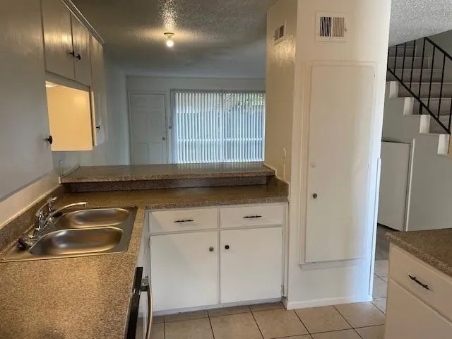 Single Family Residence For Rent in Denton County , 915 N Elm Street 4, Denton, Texas 76201, 3 Bedroom, 2 Bathroom, Garage spaces, 1,600 Sqft, built in 1968, mls#21336458, Real Estate Agent in Denton, Homes For Rent in Denton county, Homes For Rent in Denton, Realtor in Denton Texas, Real Estate Brokerage Independent Realty Texas, Luminita Cordes Realtor