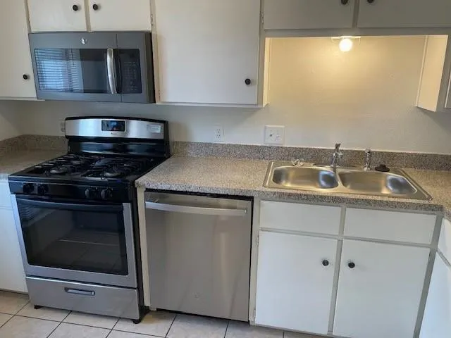 Single Family Residence For Rent in Denton County , 915 N Elm Street 4, Denton, Texas 76201, 3 Bedroom, 2 Bathroom, Garage spaces, 1,600 Sqft, built in 1968, mls#21336458, Real Estate Agent in Denton, Homes For Rent in Denton county, Homes For Rent in Denton, Realtor in Denton Texas, Real Estate Brokerage Independent Realty Texas, Luminita Cordes Realtor
