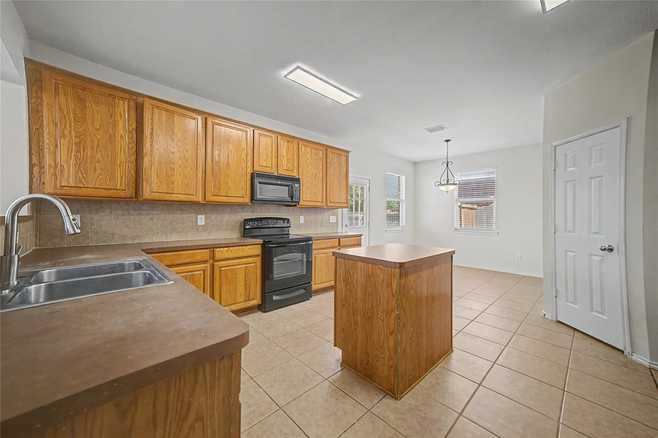 Single Family Residence For Rent in Denton County , 1901 Cliffrose, Little Elm, Texas 75068, 4 Bedroom, 3 Bathroom, 2 Garage spaces, 2,478 Sqft, built in 2005, mls#21336484, Real Estate Agent in Little Elm, Homes For Rent in Denton county, Homes For Rent in Little Elm, Realtor in Little Elm Texas, Real Estate Brokerage Independent Realty Texas, Luminita Cordes Realtor