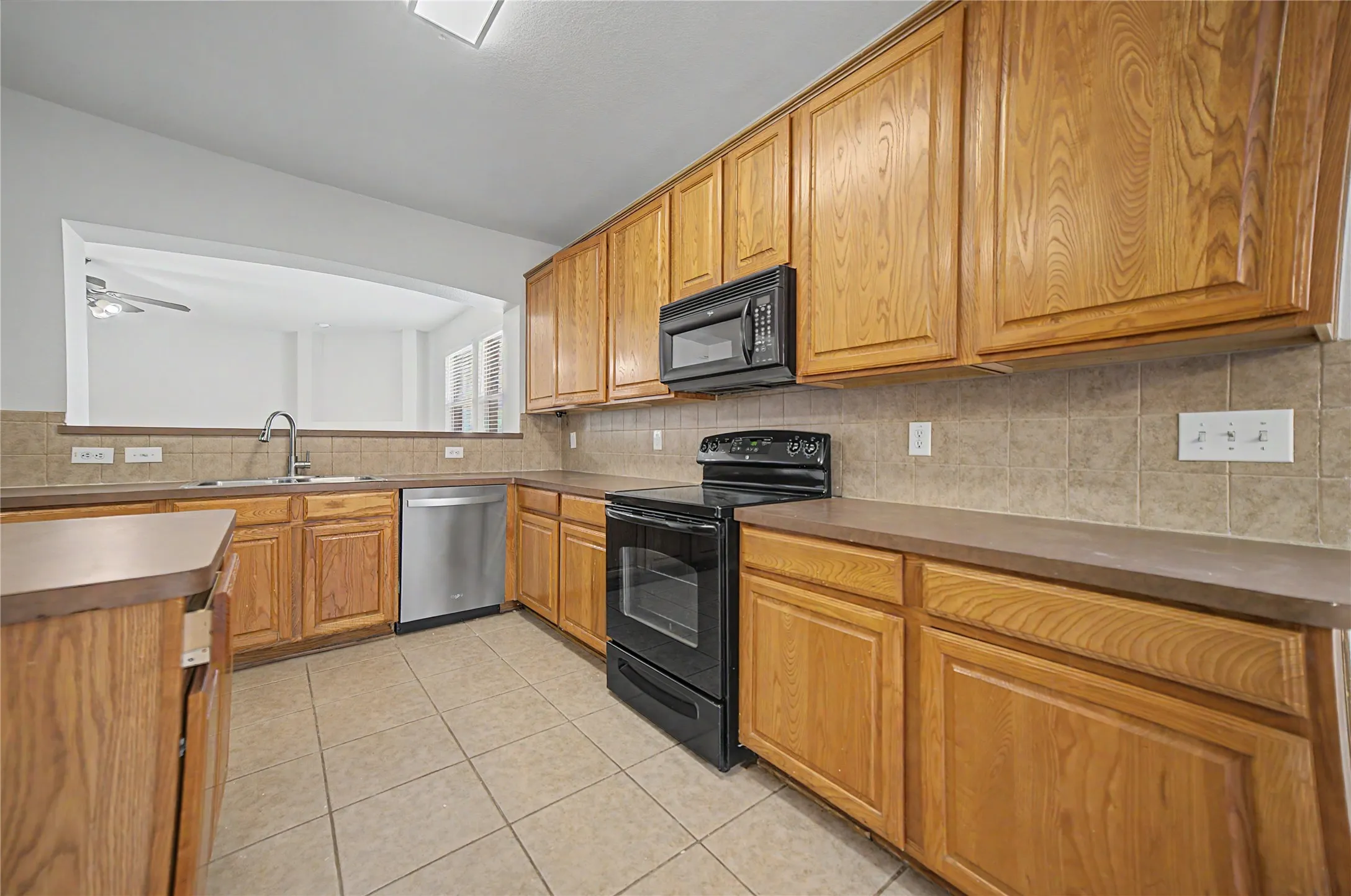 Single Family Residence For Rent in Denton County , 1901 Cliffrose, Little Elm, Texas 75068, 4 Bedroom, 3 Bathroom, 2 Garage spaces, 2,478 Sqft, built in 2005, mls#21336484, Real Estate Agent in Little Elm, Homes For Rent in Denton county, Homes For Rent in Little Elm, Realtor in Little Elm Texas, Real Estate Brokerage Independent Realty Texas, Luminita Cordes Realtor