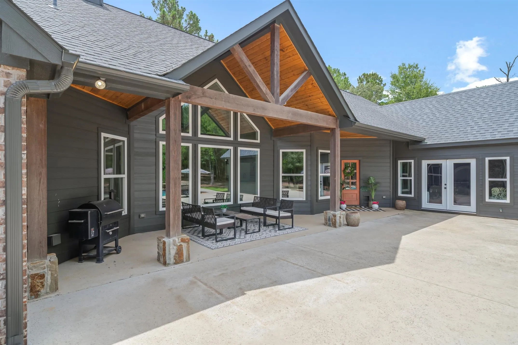 Single Family Residence For Sale in Van Zandt County , 11088 State Highway 19, Edgewood, Texas 75117, 4 Bedrooms, 3 Bathrooms, 2 Garage spaces, 3,520 Sqft, built in 2016, Price $1,200,000, mls#21336477, Real Estate Agent in Edgewood, Homes For Sale in Van Zandt county, Homes For Sale in Edgewood, Realtor in Edgewood Texas, Real Estate Brokerage Independent Realty Texas, Luminita Cordes Realtor