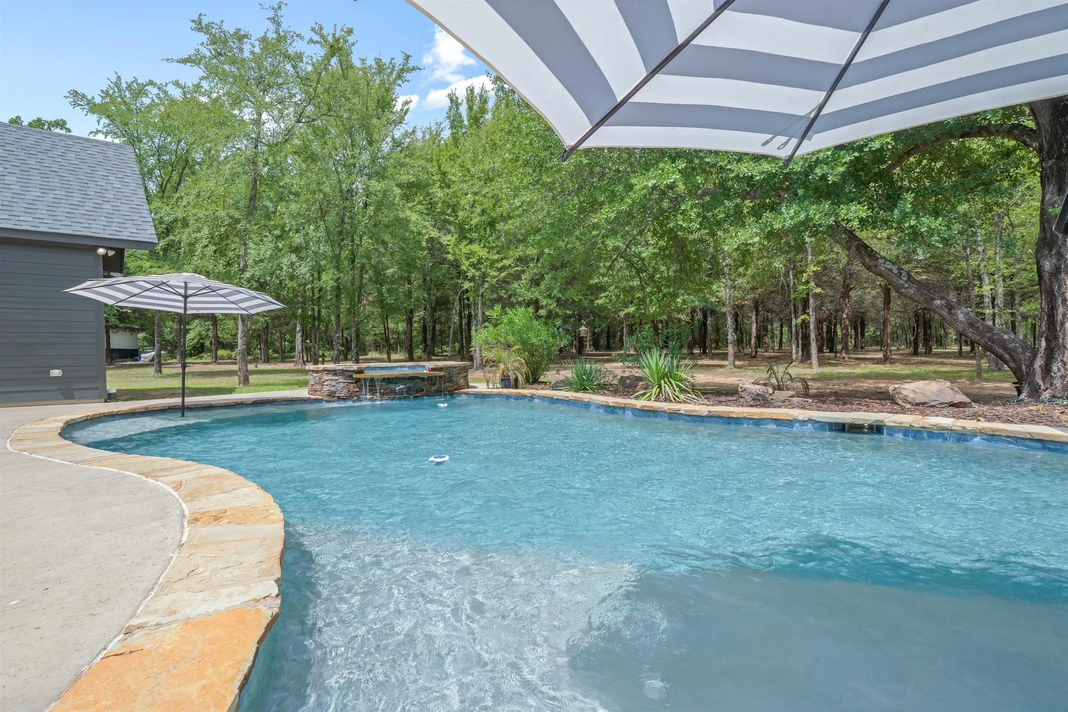 Single Family Residence For Sale in Van Zandt County , 11088 State Highway 19, Edgewood, Texas 75117, 4 Bedrooms, 3 Bathrooms, 2 Garage spaces, 3,520 Sqft, built in 2016, Price $1,200,000, mls#21336477, Real Estate Agent in Edgewood, Homes For Sale in Van Zandt county, Homes For Sale in Edgewood, Realtor in Edgewood Texas, Real Estate Brokerage Independent Realty Texas, Luminita Cordes Realtor
