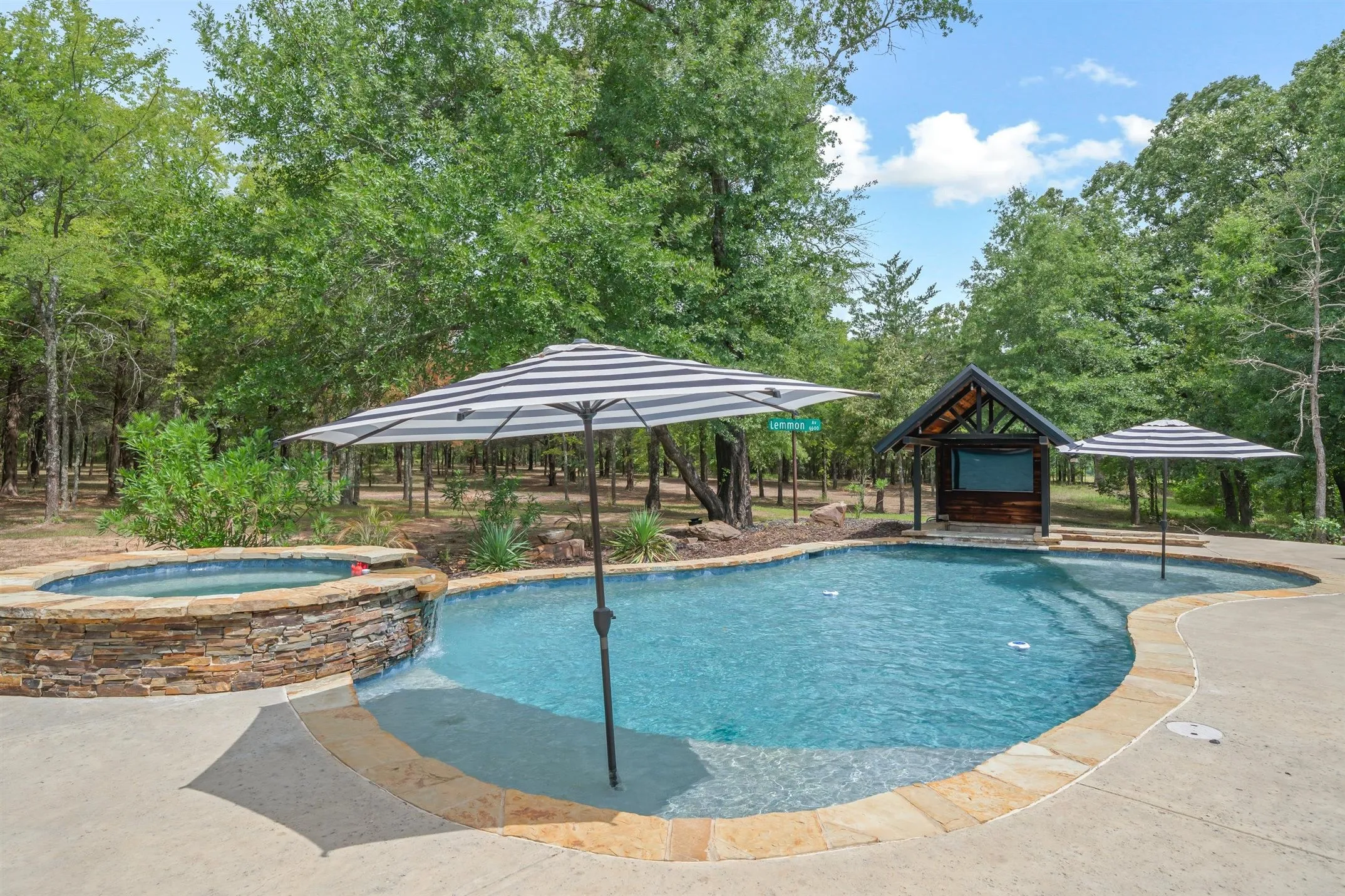 Single Family Residence For Sale in Van Zandt County , 11088 State Highway 19, Edgewood, Texas 75117, 4 Bedrooms, 3 Bathrooms, 2 Garage spaces, 3,520 Sqft, built in 2016, Price $1,200,000, mls#21336477, Real Estate Agent in Edgewood, Homes For Sale in Van Zandt county, Homes For Sale in Edgewood, Realtor in Edgewood Texas, Real Estate Brokerage Independent Realty Texas, Luminita Cordes Realtor
