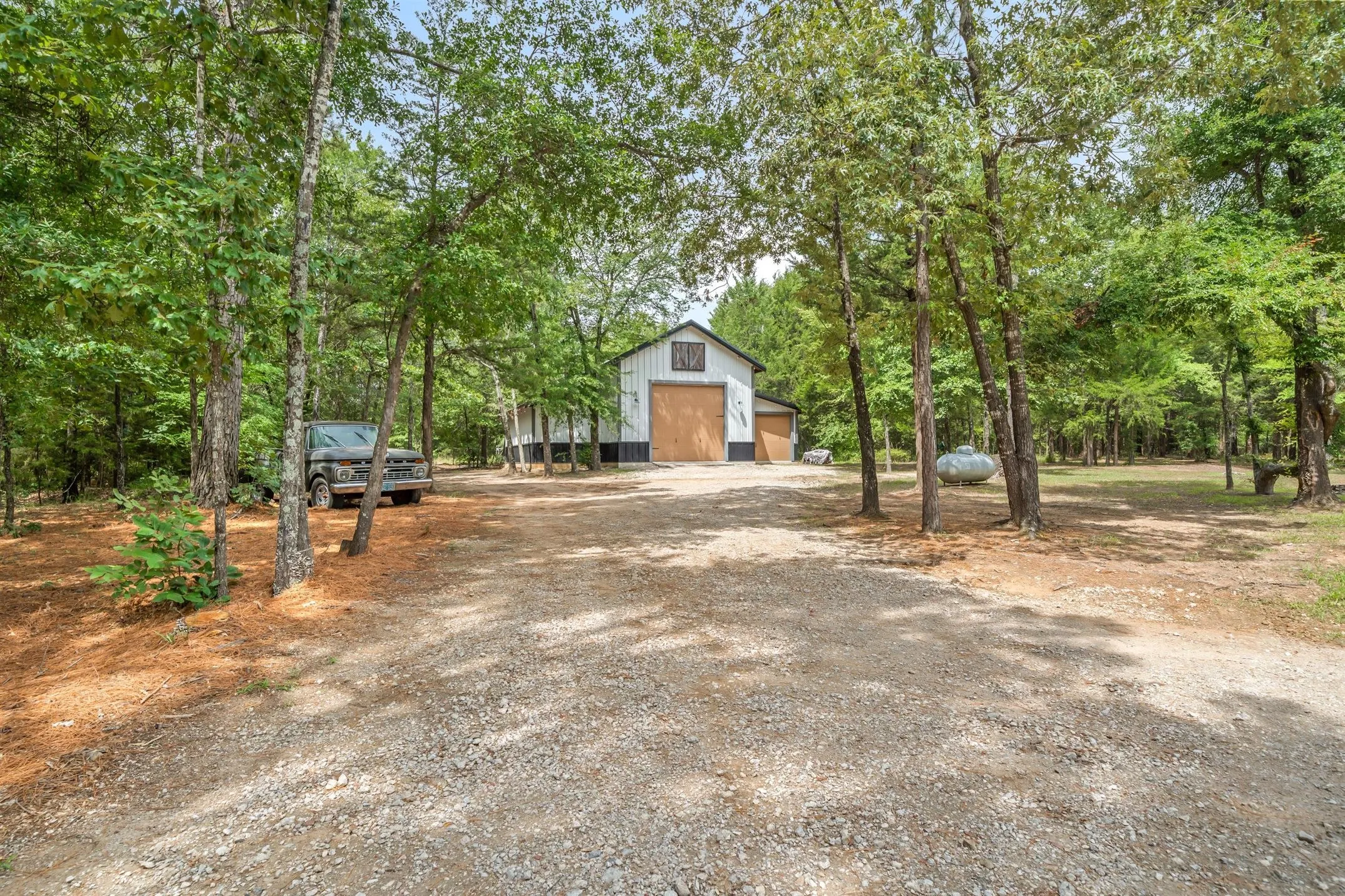 Single Family Residence For Sale in Van Zandt County , 11088 State Highway 19, Edgewood, Texas 75117, 4 Bedrooms, 3 Bathrooms, 2 Garage spaces, 3,520 Sqft, built in 2016, Price $1,200,000, mls#21336477, Real Estate Agent in Edgewood, Homes For Sale in Van Zandt county, Homes For Sale in Edgewood, Realtor in Edgewood Texas, Real Estate Brokerage Independent Realty Texas, Luminita Cordes Realtor