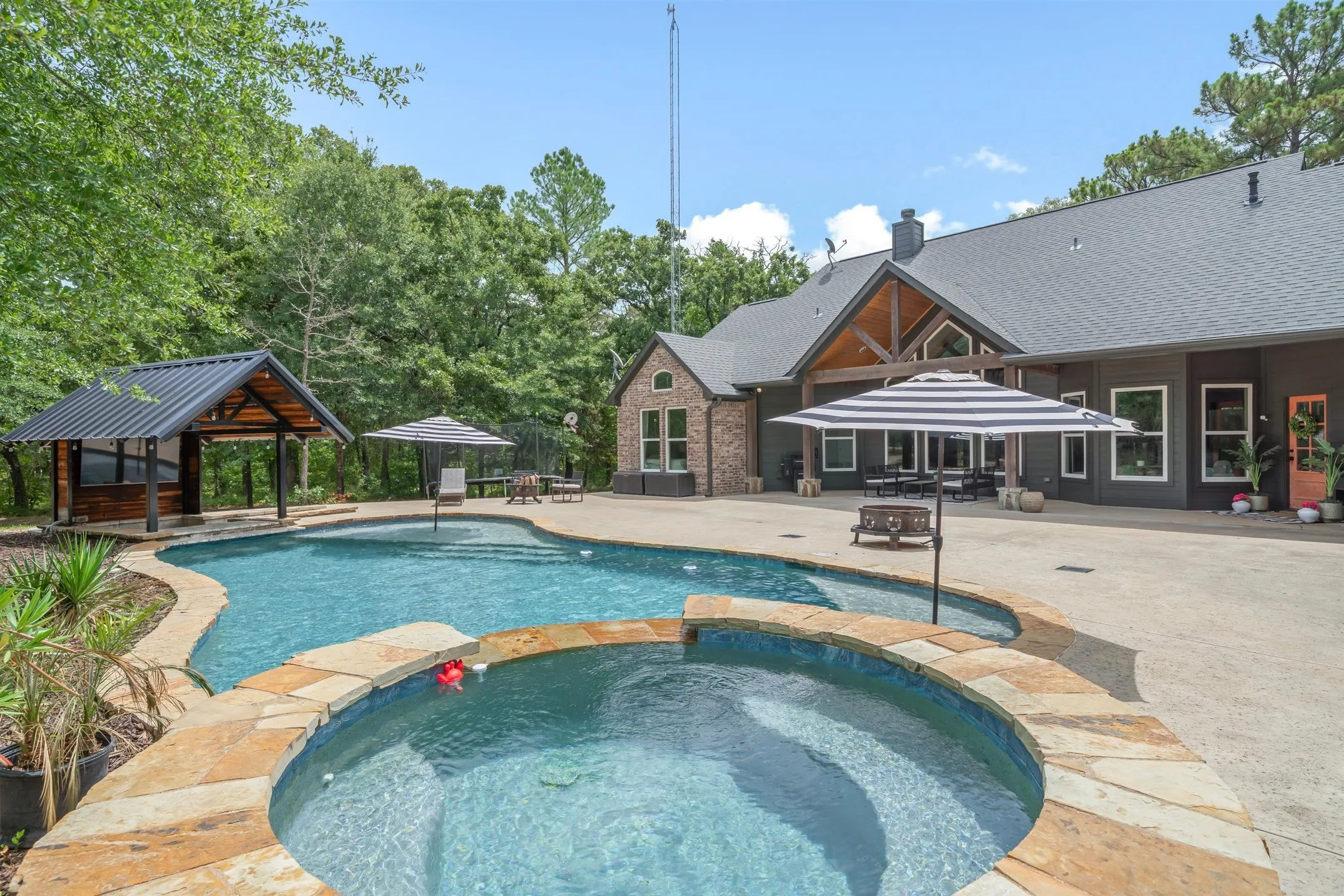 Single Family Residence For Sale in Van Zandt County , 11088 State Highway 19, Edgewood, Texas 75117, 4 Bedrooms, 3 Bathrooms, 2 Garage spaces, 3,520 Sqft, built in 2016, Price $1,200,000, mls#21336477, Real Estate Agent in Edgewood, Homes For Sale in Van Zandt county, Homes For Sale in Edgewood, Realtor in Edgewood Texas, Real Estate Brokerage Independent Realty Texas, Luminita Cordes Realtor