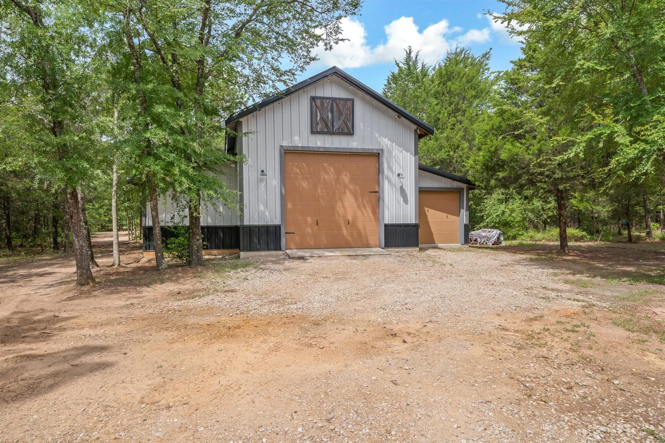 Single Family Residence For Sale in Van Zandt County , 11088 State Highway 19, Edgewood, Texas 75117, 4 Bedrooms, 3 Bathrooms, 2 Garage spaces, 3,520 Sqft, built in 2016, Price $1,200,000, mls#21336477, Real Estate Agent in Edgewood, Homes For Sale in Van Zandt county, Homes For Sale in Edgewood, Realtor in Edgewood Texas, Real Estate Brokerage Independent Realty Texas, Luminita Cordes Realtor