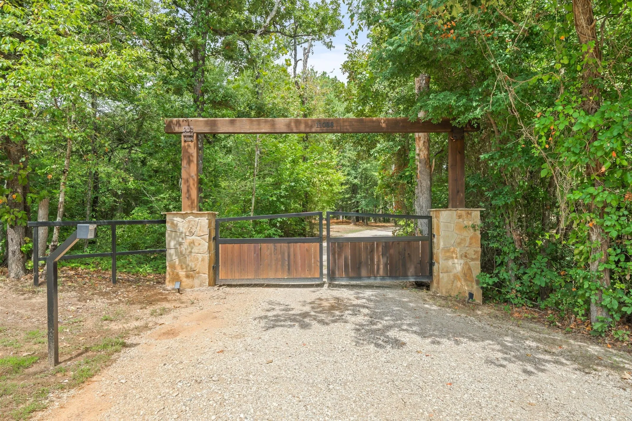 Single Family Residence For Sale in Van Zandt County , 11088 State Highway 19, Edgewood, Texas 75117, 4 Bedrooms, 3 Bathrooms, 2 Garage spaces, 3,520 Sqft, built in 2016, Price $1,200,000, mls#21336477, Real Estate Agent in Edgewood, Homes For Sale in Van Zandt county, Homes For Sale in Edgewood, Realtor in Edgewood Texas, Real Estate Brokerage Independent Realty Texas, Luminita Cordes Realtor