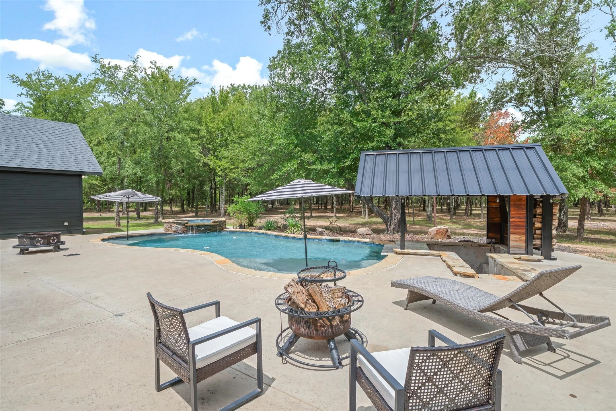 Single Family Residence For Sale in Van Zandt County , 11088 State Highway 19, Edgewood, Texas 75117, 4 Bedrooms, 3 Bathrooms, 2 Garage spaces, 3,520 Sqft, built in 2016, Price $1,200,000, mls#21336477, Real Estate Agent in Edgewood, Homes For Sale in Van Zandt county, Homes For Sale in Edgewood, Realtor in Edgewood Texas, Real Estate Brokerage Independent Realty Texas, Luminita Cordes Realtor