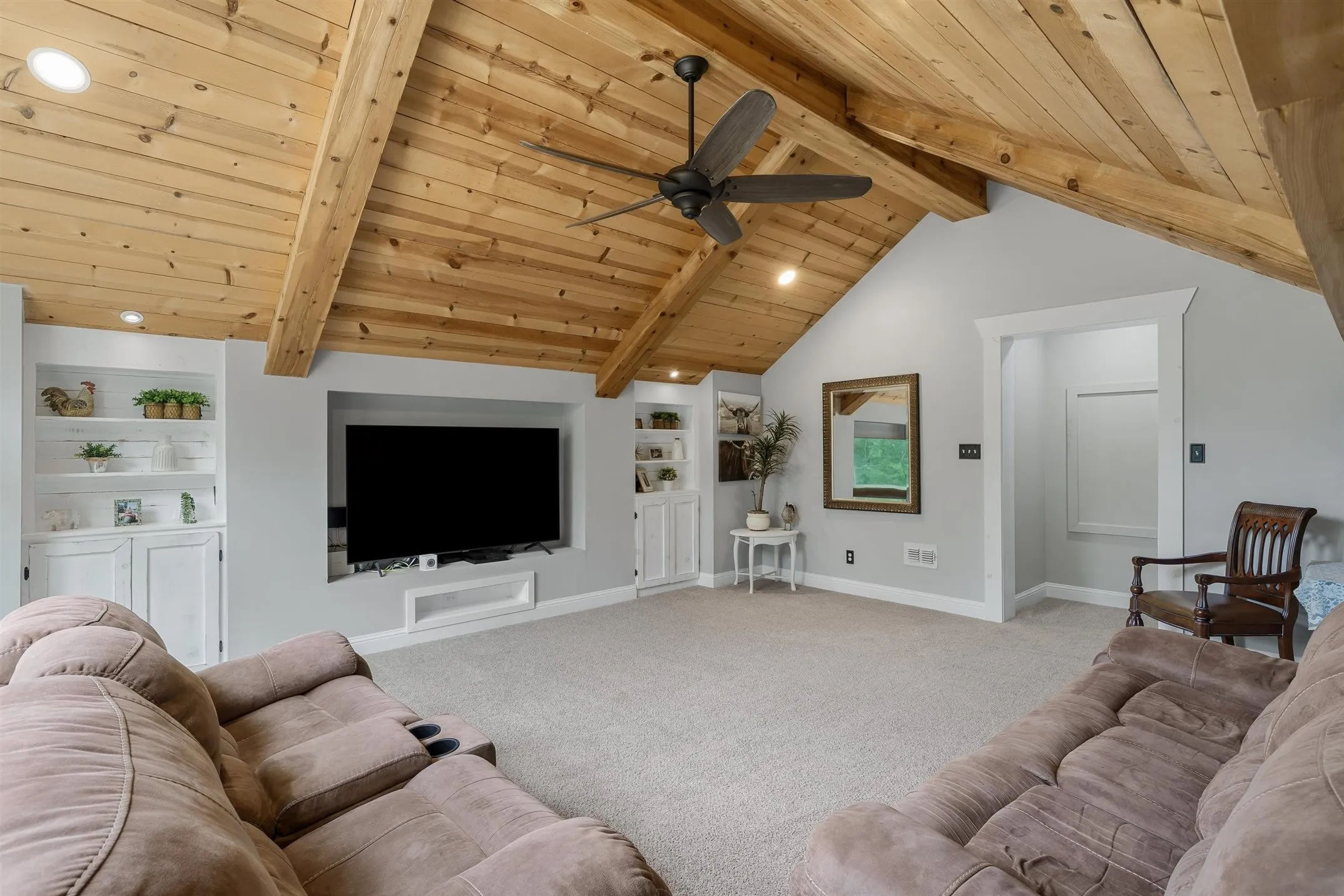 Single Family Residence For Sale in Van Zandt County , 11088 State Highway 19, Edgewood, Texas 75117, 4 Bedrooms, 3 Bathrooms, 2 Garage spaces, 3,520 Sqft, built in 2016, Price $1,200,000, mls#21336477, Real Estate Agent in Edgewood, Homes For Sale in Van Zandt county, Homes For Sale in Edgewood, Realtor in Edgewood Texas, Real Estate Brokerage Independent Realty Texas, Luminita Cordes Realtor