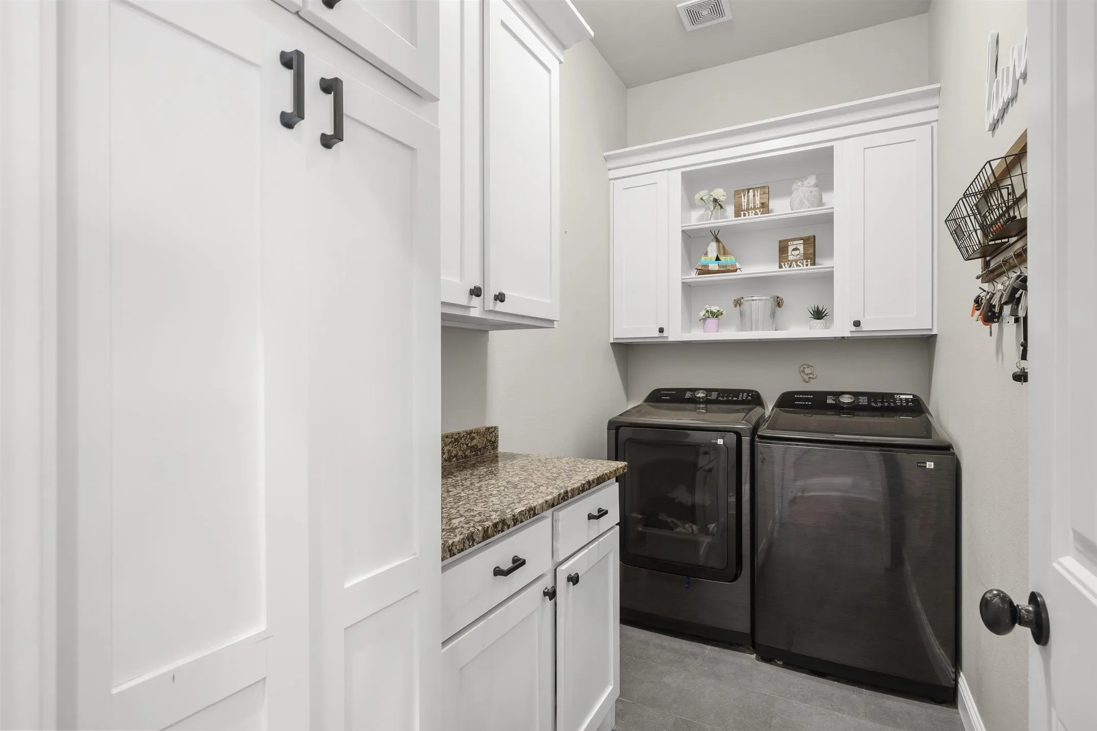 Single Family Residence For Sale in Van Zandt County , 11088 State Highway 19, Edgewood, Texas 75117, 4 Bedrooms, 3 Bathrooms, 2 Garage spaces, 3,520 Sqft, built in 2016, Price $1,200,000, mls#21336477, Real Estate Agent in Edgewood, Homes For Sale in Van Zandt county, Homes For Sale in Edgewood, Realtor in Edgewood Texas, Real Estate Brokerage Independent Realty Texas, Luminita Cordes Realtor