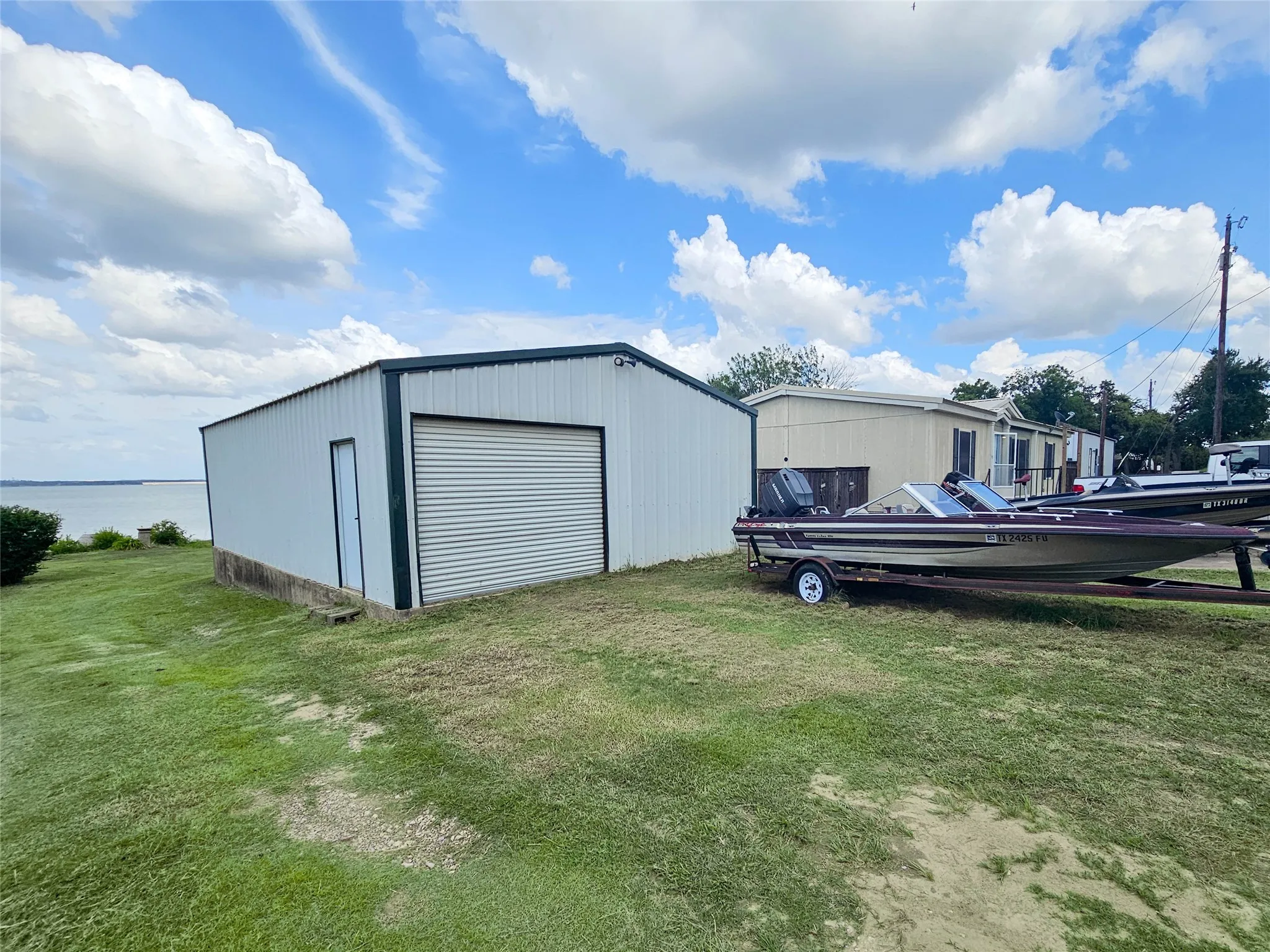 Mobile Home For Sale in Wise County , 372 Meadow Pond Court, Runaway Bay, Texas 76426, 3 Bedroom, 2 Bathroom, Garage spaces, 1,984 Sqft, built in 2005, mls#21336500, Real Estate Agent in Runaway Bay, Homes For Sale in Wise county, Homes For Sale in Runaway Bay, Realtor in Runaway Bay Texas, Real Estate Brokerage Independent Realty Texas, Luminita Cordes Realtor
