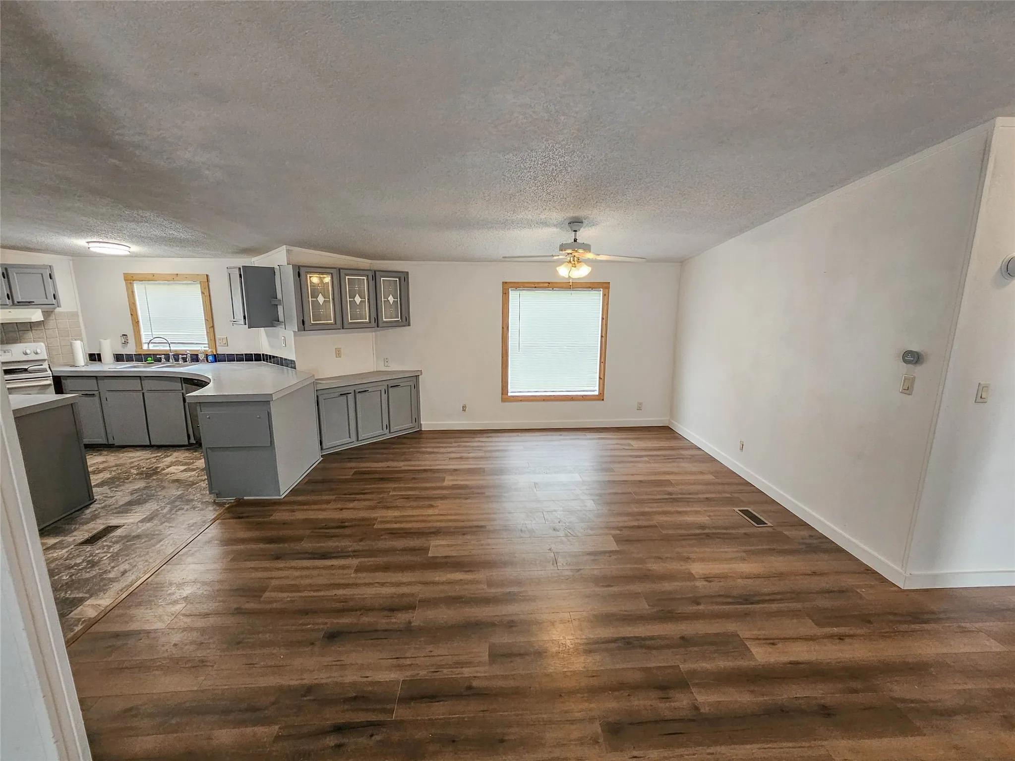 Mobile Home For Sale in Wise County , 372 Meadow Pond Court, Runaway Bay, Texas 76426, 3 Bedroom, 2 Bathroom, Garage spaces, 1,984 Sqft, built in 2005, mls#21336500, Real Estate Agent in Runaway Bay, Homes For Sale in Wise county, Homes For Sale in Runaway Bay, Realtor in Runaway Bay Texas, Real Estate Brokerage Independent Realty Texas, Luminita Cordes Realtor