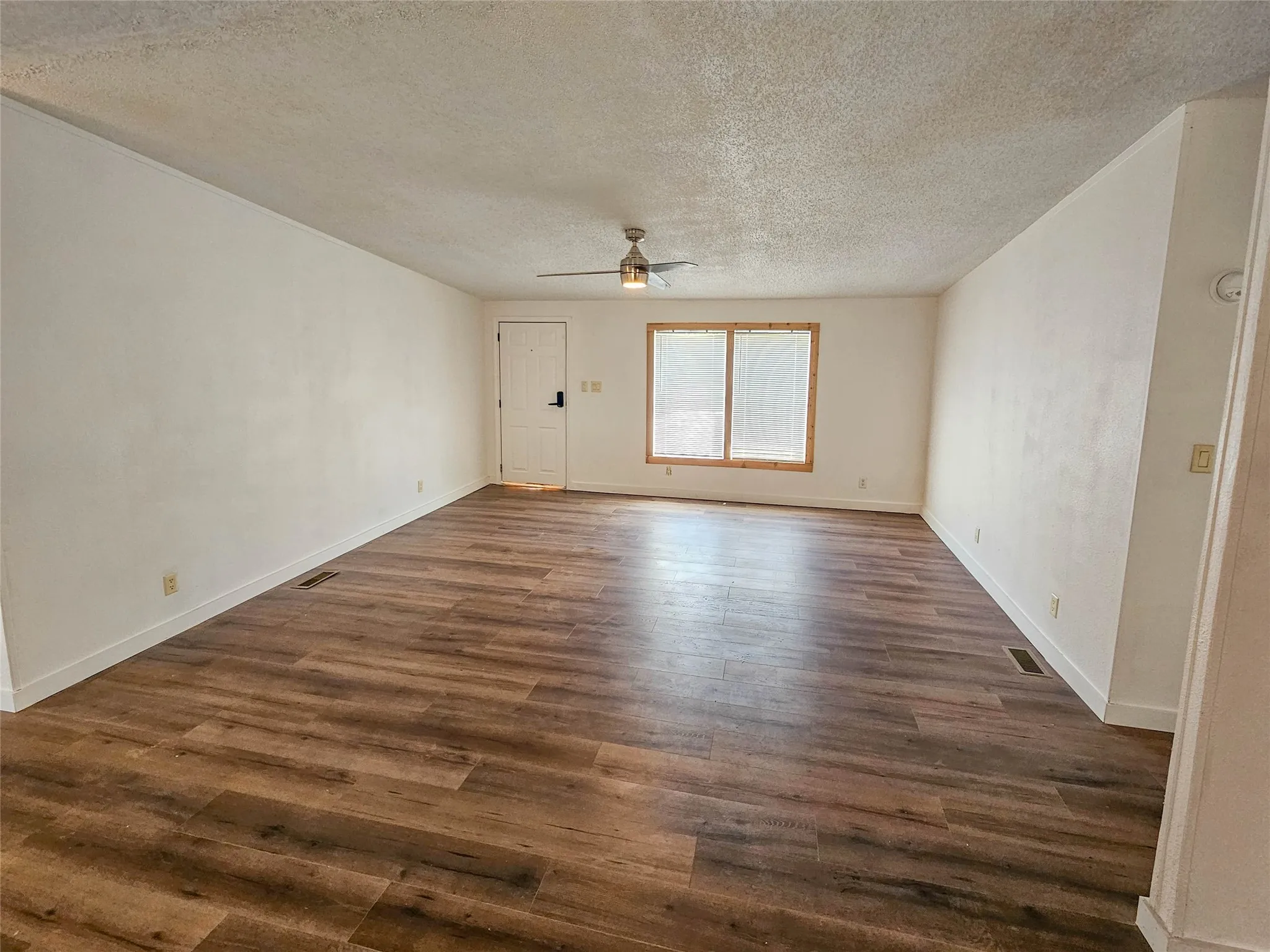 Mobile Home For Sale in Wise County , 372 Meadow Pond Court, Runaway Bay, Texas 76426, 3 Bedroom, 2 Bathroom, Garage spaces, 1,984 Sqft, built in 2005, mls#21336500, Real Estate Agent in Runaway Bay, Homes For Sale in Wise county, Homes For Sale in Runaway Bay, Realtor in Runaway Bay Texas, Real Estate Brokerage Independent Realty Texas, Luminita Cordes Realtor