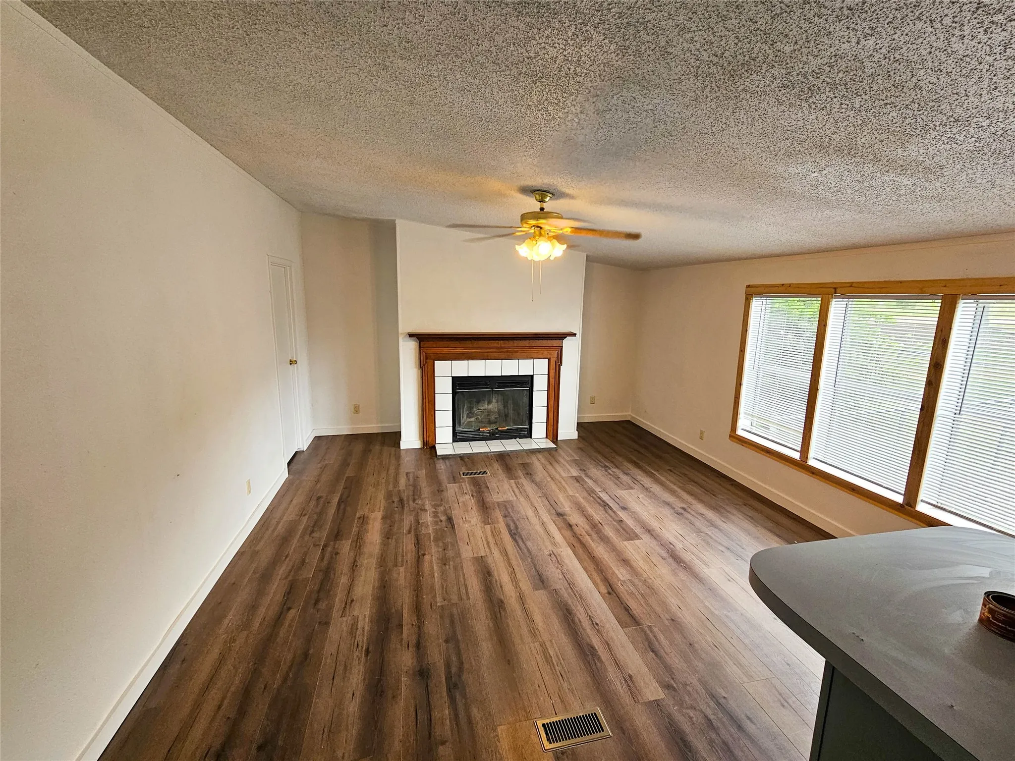 Mobile Home For Sale in Wise County , 372 Meadow Pond Court, Runaway Bay, Texas 76426, 3 Bedroom, 2 Bathroom, Garage spaces, 1,984 Sqft, built in 2005, mls#21336500, Real Estate Agent in Runaway Bay, Homes For Sale in Wise county, Homes For Sale in Runaway Bay, Realtor in Runaway Bay Texas, Real Estate Brokerage Independent Realty Texas, Luminita Cordes Realtor