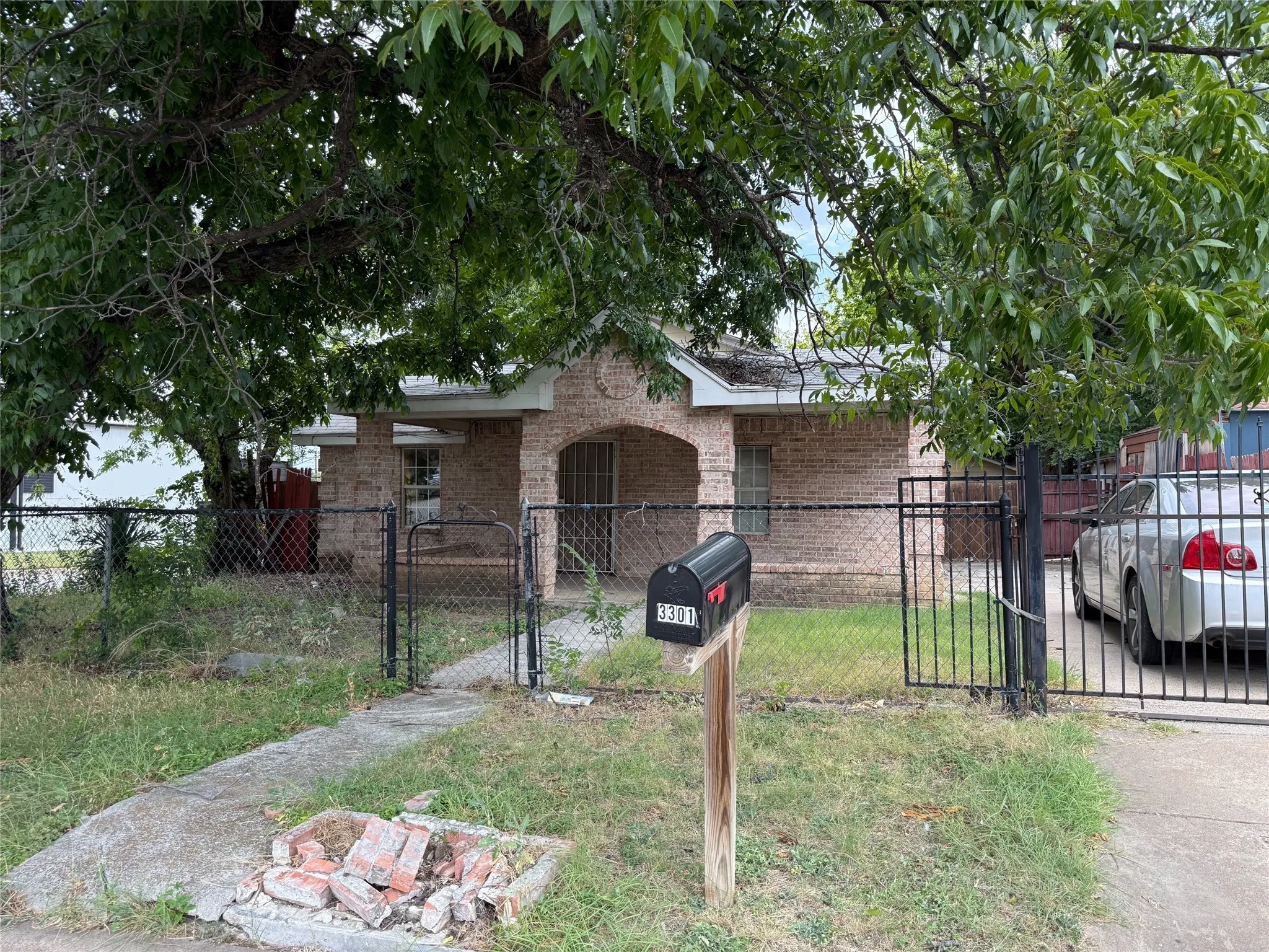 Single Family Residence For Sale in Tarrant County , 3301 S Main Street, Fort Worth, Texas 76110, 2 Bedrooms, 1 Bathroom, Garage spaces, 1,023 Sqft, built in 1942, Price $150,000, mls#21336530, Real Estate Agent in Fort Worth, Homes For Sale in Tarrant county, Homes For Sale in Fort Worth, Realtor in Fort Worth Texas, Real Estate Brokerage Independent Realty Texas, Luminita Cordes Realtor