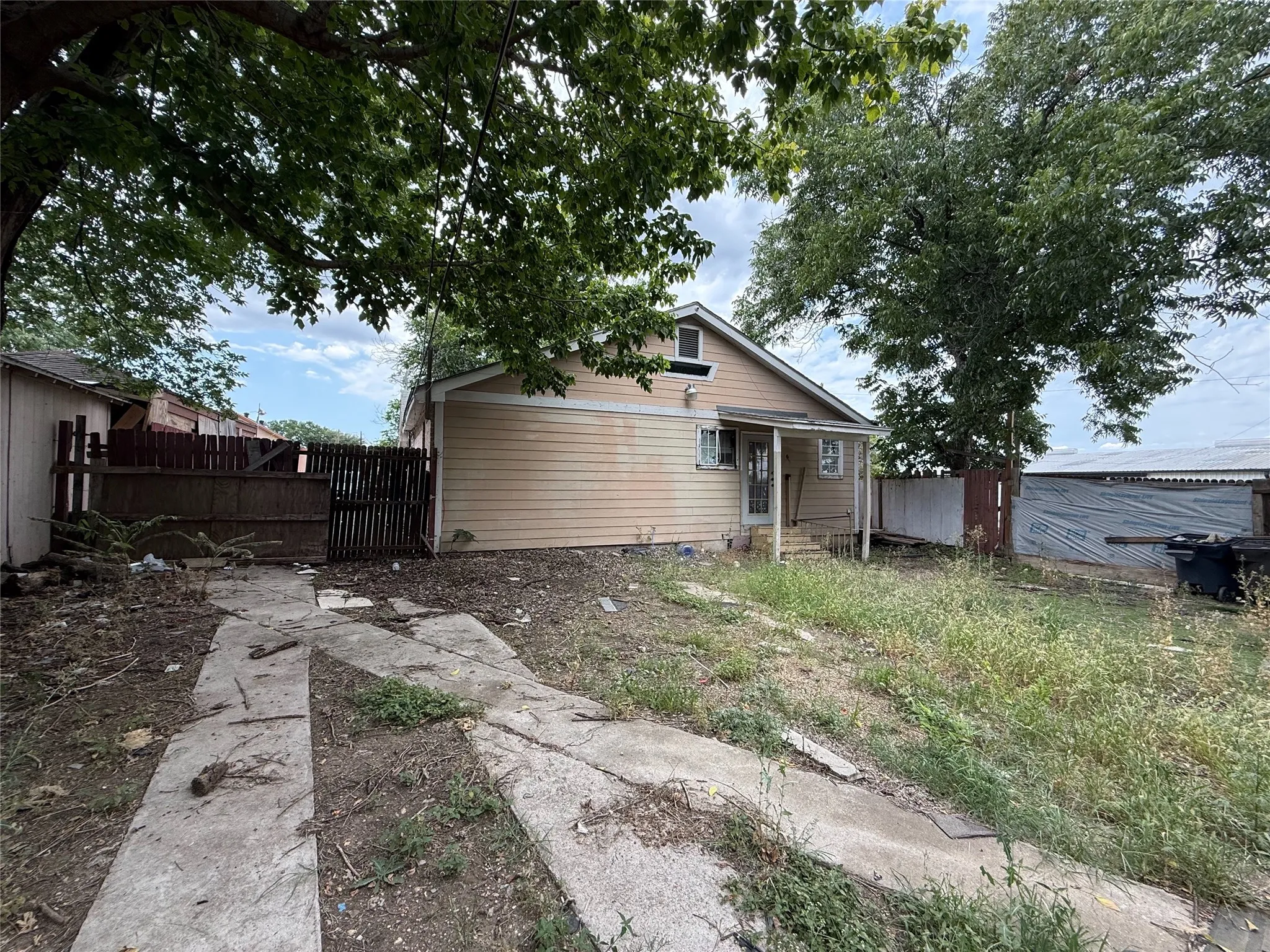 Single Family Residence For Sale in Tarrant County , 3301 S Main Street, Fort Worth, Texas 76110, 2 Bedrooms, 1 Bathroom, Garage spaces, 1,023 Sqft, built in 1942, Price $150,000, mls#21336530, Real Estate Agent in Fort Worth, Homes For Sale in Tarrant county, Homes For Sale in Fort Worth, Realtor in Fort Worth Texas, Real Estate Brokerage Independent Realty Texas, Luminita Cordes Realtor
