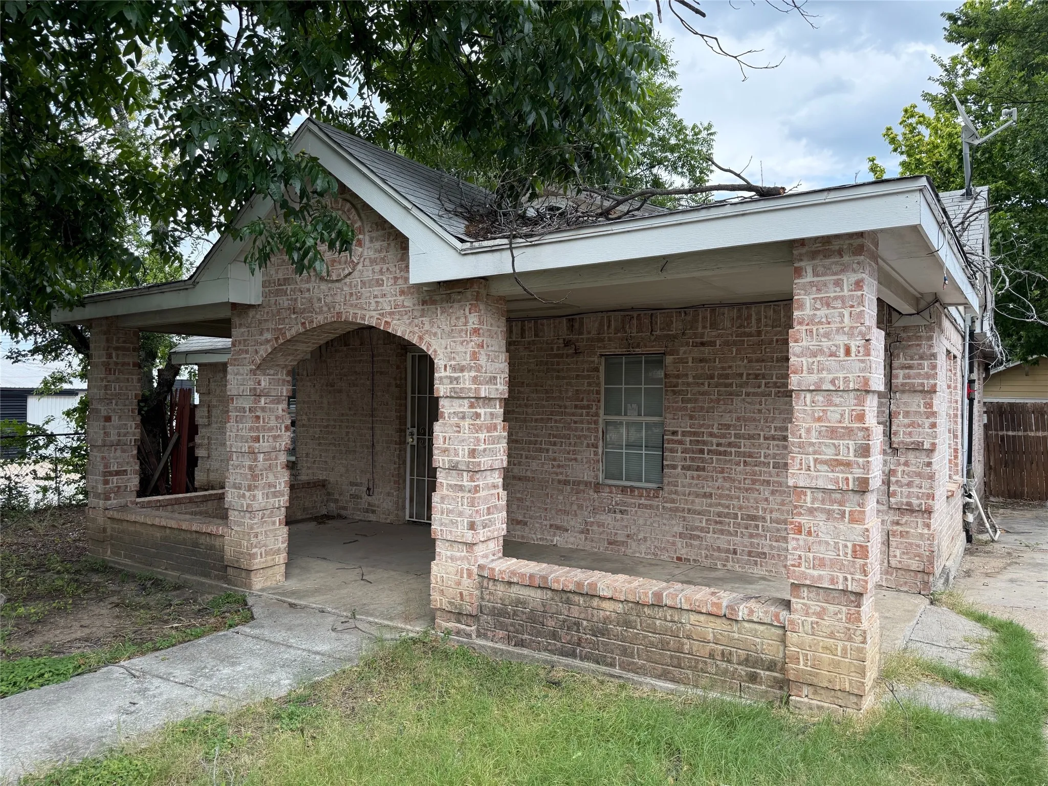 Single Family Residence For Sale in Tarrant County , 3301 S Main Street, Fort Worth, Texas 76110, 2 Bedrooms, 1 Bathroom, Garage spaces, 1,023 Sqft, built in 1942, Price $150,000, mls#21336530, Real Estate Agent in Fort Worth, Homes For Sale in Tarrant county, Homes For Sale in Fort Worth, Realtor in Fort Worth Texas, Real Estate Brokerage Independent Realty Texas, Luminita Cordes Realtor