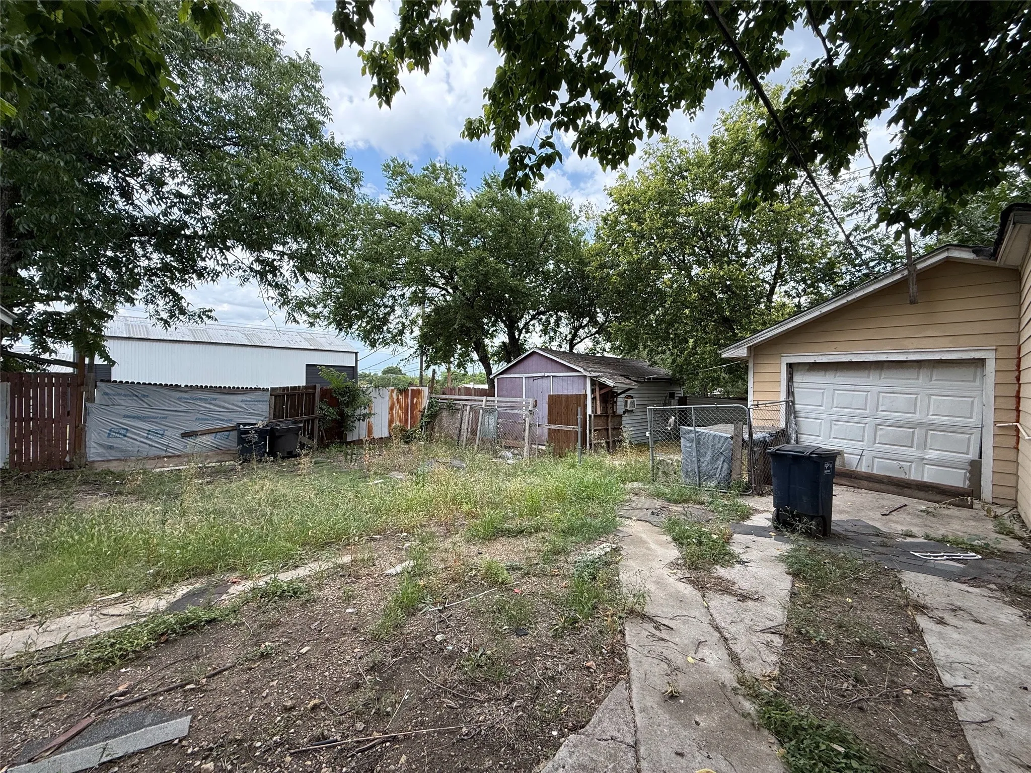Single Family Residence For Sale in Tarrant County , 3301 S Main Street, Fort Worth, Texas 76110, 2 Bedrooms, 1 Bathroom, Garage spaces, 1,023 Sqft, built in 1942, Price $150,000, mls#21336530, Real Estate Agent in Fort Worth, Homes For Sale in Tarrant county, Homes For Sale in Fort Worth, Realtor in Fort Worth Texas, Real Estate Brokerage Independent Realty Texas, Luminita Cordes Realtor