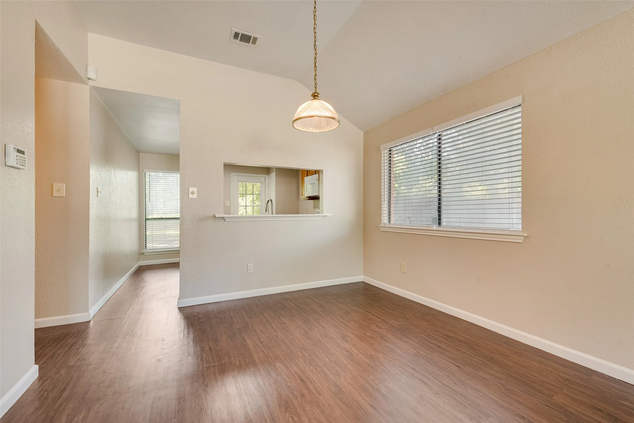 Townhouse For Sale in Tarrant County , 208 E Denton Drive, Euless, Texas 76039, 3 Bedroom, 2 Bathroom, Garage spaces, 1,216 Sqft, built in 1981, mls#21336468, Real Estate Agent in Euless, Homes For Sale in Tarrant county, Homes For Sale in Euless, Realtor in Euless Texas, Real Estate Brokerage Independent Realty Texas, Luminita Cordes Realtor