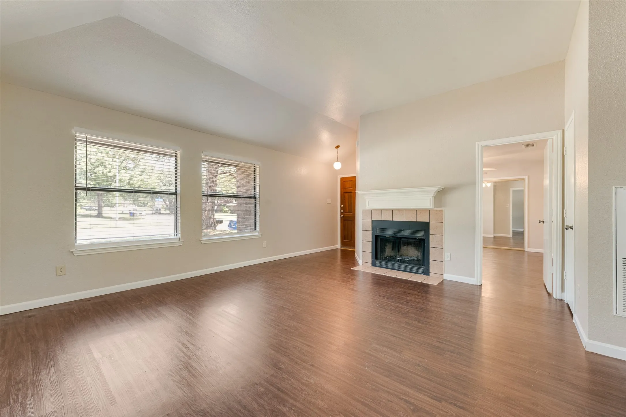 Townhouse For Sale in Tarrant County , 208 E Denton Drive, Euless, Texas 76039, 3 Bedroom, 2 Bathroom, Garage spaces, 1,216 Sqft, built in 1981, mls#21336468, Real Estate Agent in Euless, Homes For Sale in Tarrant county, Homes For Sale in Euless, Realtor in Euless Texas, Real Estate Brokerage Independent Realty Texas, Luminita Cordes Realtor