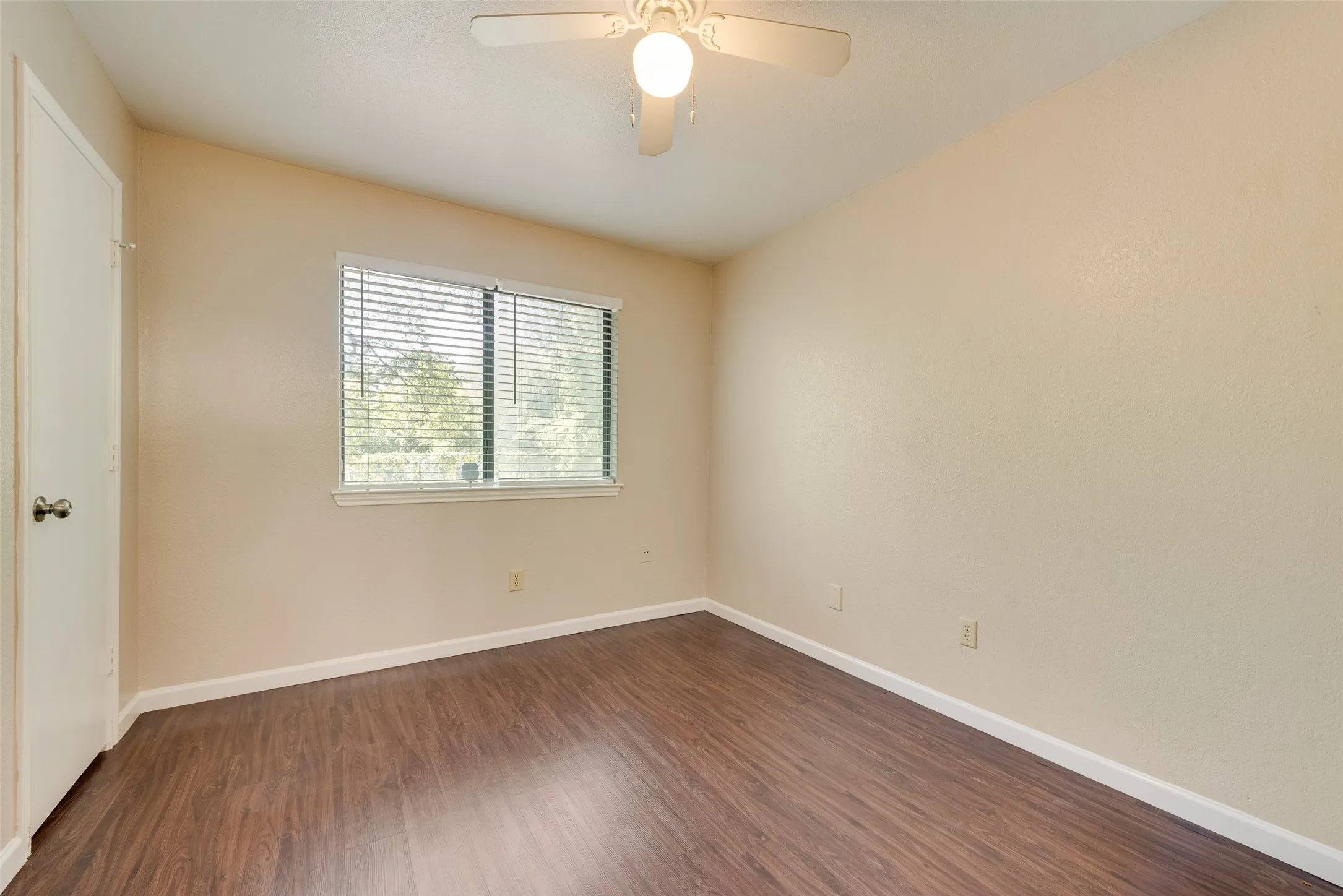 Townhouse For Sale in Tarrant County , 208 E Denton Drive, Euless, Texas 76039, 3 Bedroom, 2 Bathroom, Garage spaces, 1,216 Sqft, built in 1981, mls#21336468, Real Estate Agent in Euless, Homes For Sale in Tarrant county, Homes For Sale in Euless, Realtor in Euless Texas, Real Estate Brokerage Independent Realty Texas, Luminita Cordes Realtor