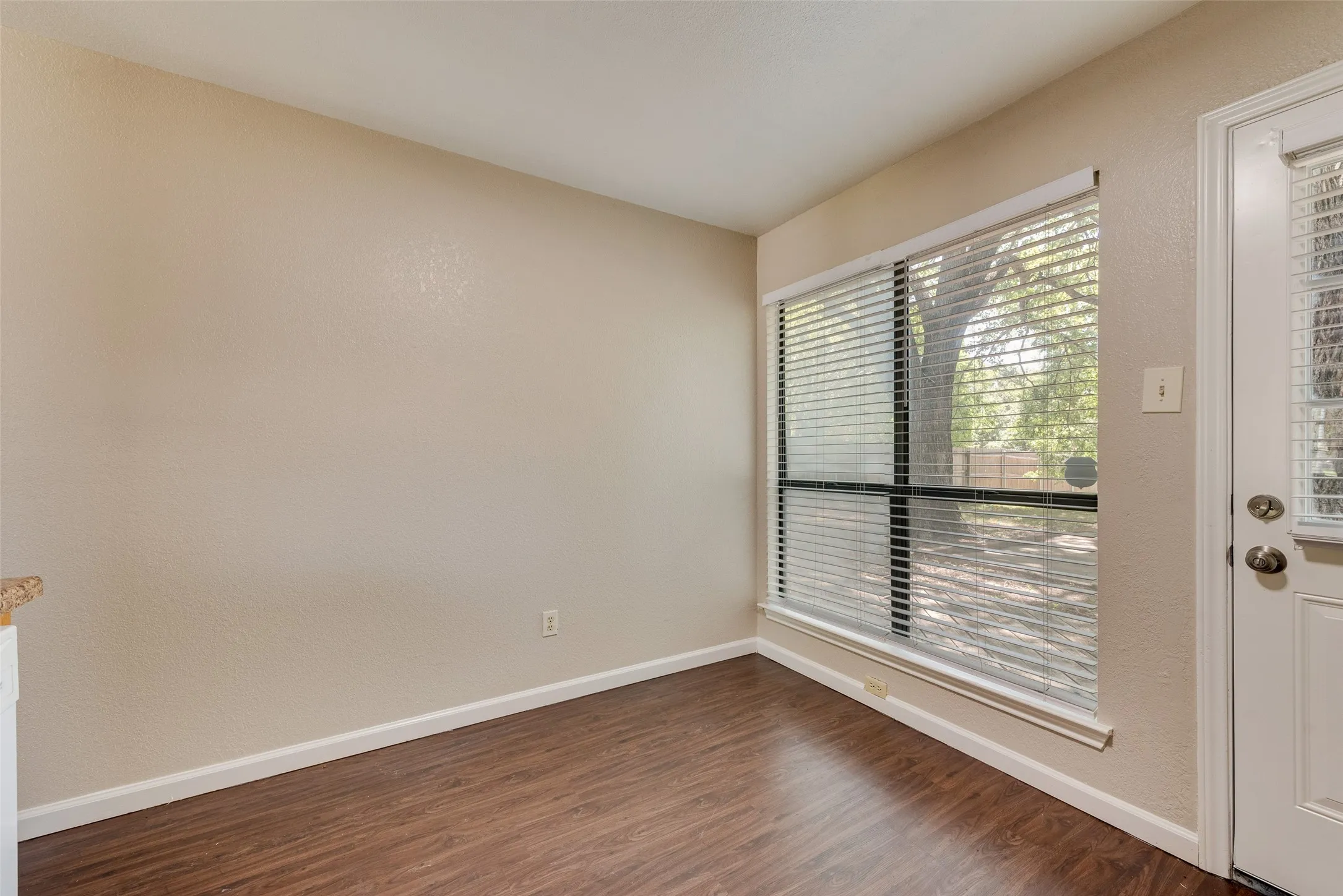 Townhouse For Sale in Tarrant County , 208 E Denton Drive, Euless, Texas 76039, 3 Bedroom, 2 Bathroom, Garage spaces, 1,216 Sqft, built in 1981, mls#21336468, Real Estate Agent in Euless, Homes For Sale in Tarrant county, Homes For Sale in Euless, Realtor in Euless Texas, Real Estate Brokerage Independent Realty Texas, Luminita Cordes Realtor