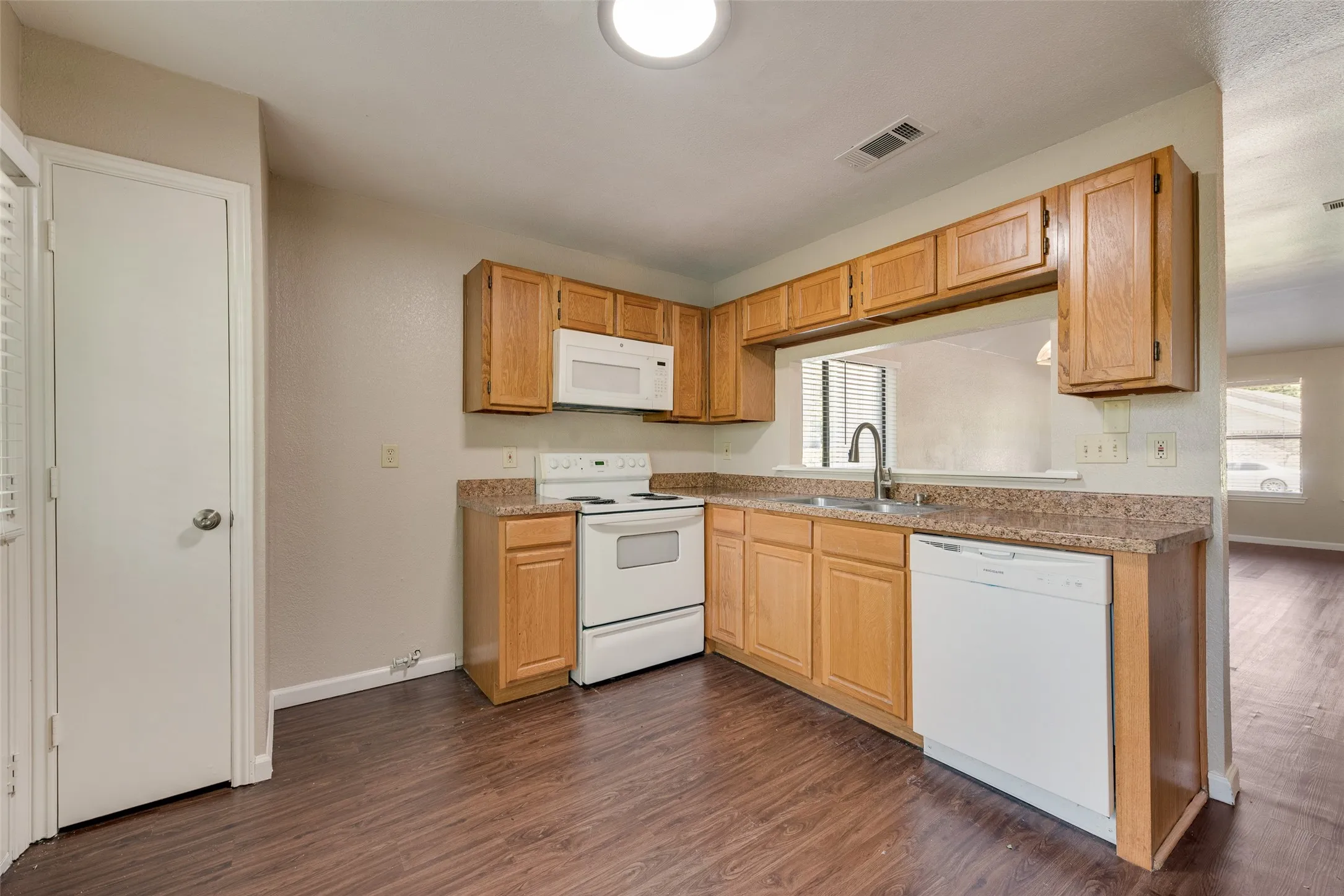 Townhouse For Sale in Tarrant County , 208 E Denton Drive, Euless, Texas 76039, 3 Bedroom, 2 Bathroom, Garage spaces, 1,216 Sqft, built in 1981, mls#21336468, Real Estate Agent in Euless, Homes For Sale in Tarrant county, Homes For Sale in Euless, Realtor in Euless Texas, Real Estate Brokerage Independent Realty Texas, Luminita Cordes Realtor
