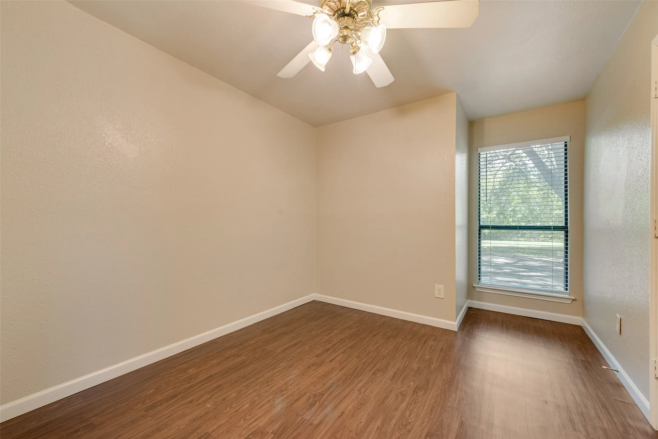 Townhouse For Sale in Tarrant County , 208 E Denton Drive, Euless, Texas 76039, 3 Bedroom, 2 Bathroom, Garage spaces, 1,216 Sqft, built in 1981, mls#21336468, Real Estate Agent in Euless, Homes For Sale in Tarrant county, Homes For Sale in Euless, Realtor in Euless Texas, Real Estate Brokerage Independent Realty Texas, Luminita Cordes Realtor