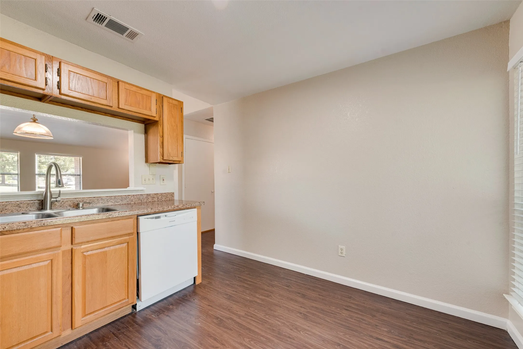 Townhouse For Sale in Tarrant County , 208 E Denton Drive, Euless, Texas 76039, 3 Bedroom, 2 Bathroom, Garage spaces, 1,216 Sqft, built in 1981, mls#21336468, Real Estate Agent in Euless, Homes For Sale in Tarrant county, Homes For Sale in Euless, Realtor in Euless Texas, Real Estate Brokerage Independent Realty Texas, Luminita Cordes Realtor