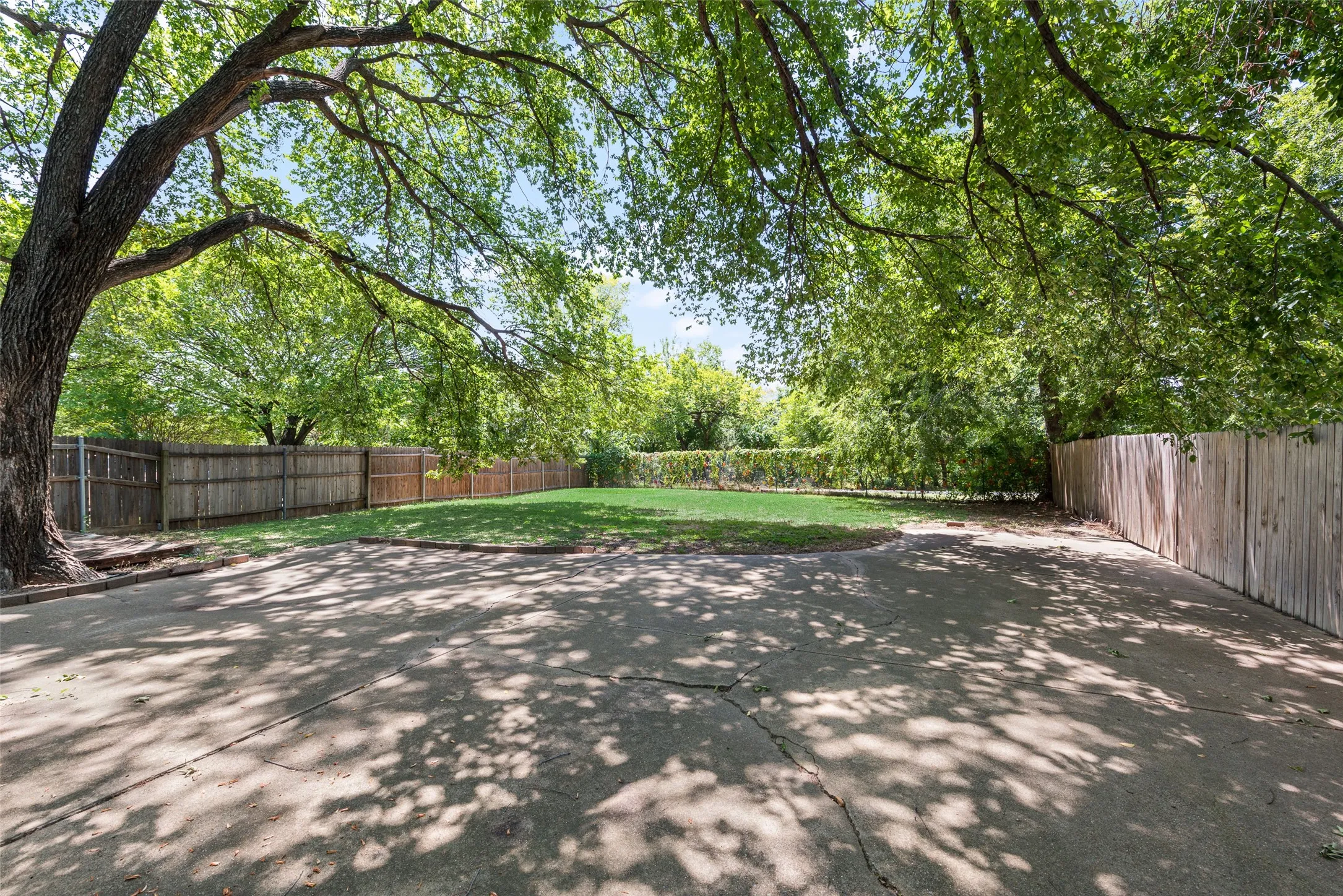 Townhouse For Sale in Tarrant County , 208 E Denton Drive, Euless, Texas 76039, 3 Bedroom, 2 Bathroom, Garage spaces, 1,216 Sqft, built in 1981, mls#21336468, Real Estate Agent in Euless, Homes For Sale in Tarrant county, Homes For Sale in Euless, Realtor in Euless Texas, Real Estate Brokerage Independent Realty Texas, Luminita Cordes Realtor
