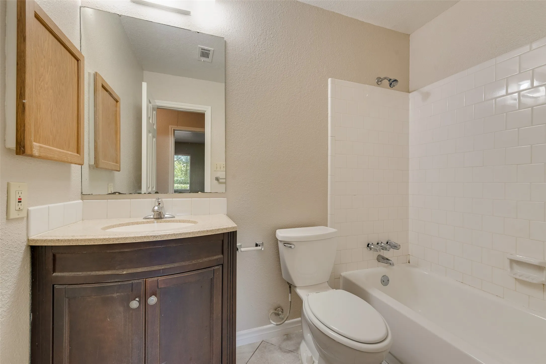Townhouse For Sale in Tarrant County , 208 E Denton Drive, Euless, Texas 76039, 3 Bedroom, 2 Bathroom, Garage spaces, 1,216 Sqft, built in 1981, mls#21336468, Real Estate Agent in Euless, Homes For Sale in Tarrant county, Homes For Sale in Euless, Realtor in Euless Texas, Real Estate Brokerage Independent Realty Texas, Luminita Cordes Realtor