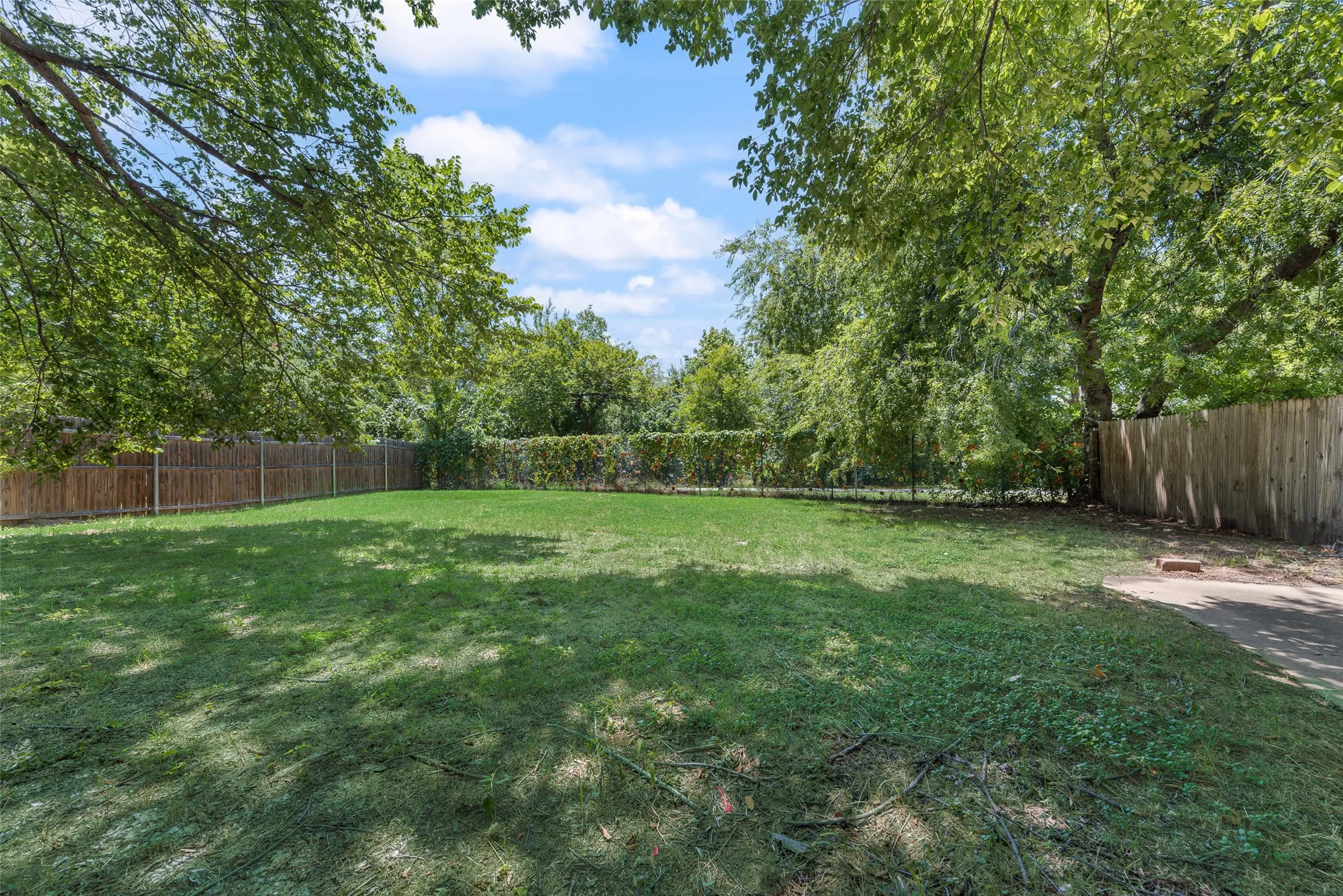 Townhouse For Sale in Tarrant County , 208 E Denton Drive, Euless, Texas 76039, 3 Bedroom, 2 Bathroom, Garage spaces, 1,216 Sqft, built in 1981, mls#21336468, Real Estate Agent in Euless, Homes For Sale in Tarrant county, Homes For Sale in Euless, Realtor in Euless Texas, Real Estate Brokerage Independent Realty Texas, Luminita Cordes Realtor