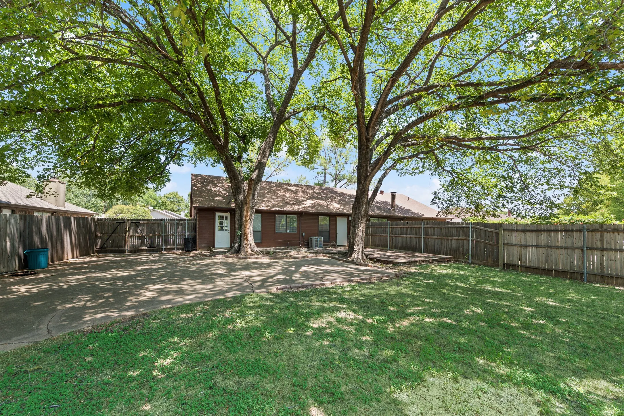 Townhouse For Sale in Tarrant County , 208 E Denton Drive, Euless, Texas 76039, 3 Bedroom, 2 Bathroom, Garage spaces, 1,216 Sqft, built in 1981, mls#21336468, Real Estate Agent in Euless, Homes For Sale in Tarrant county, Homes For Sale in Euless, Realtor in Euless Texas, Real Estate Brokerage Independent Realty Texas, Luminita Cordes Realtor