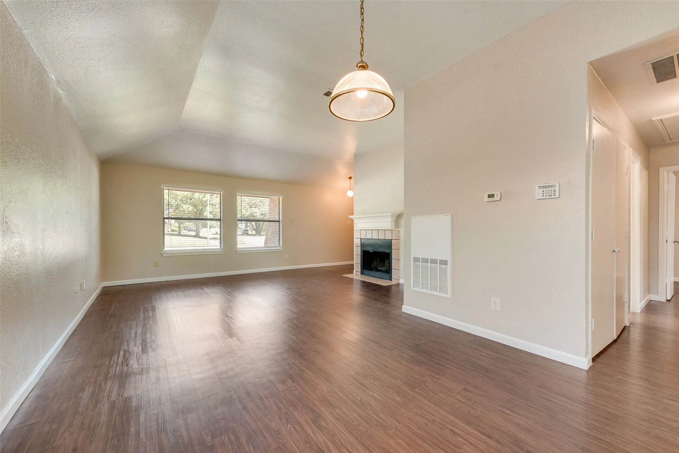 Townhouse For Sale in Tarrant County , 208 E Denton Drive, Euless, Texas 76039, 3 Bedroom, 2 Bathroom, Garage spaces, 1,216 Sqft, built in 1981, mls#21336468, Real Estate Agent in Euless, Homes For Sale in Tarrant county, Homes For Sale in Euless, Realtor in Euless Texas, Real Estate Brokerage Independent Realty Texas, Luminita Cordes Realtor