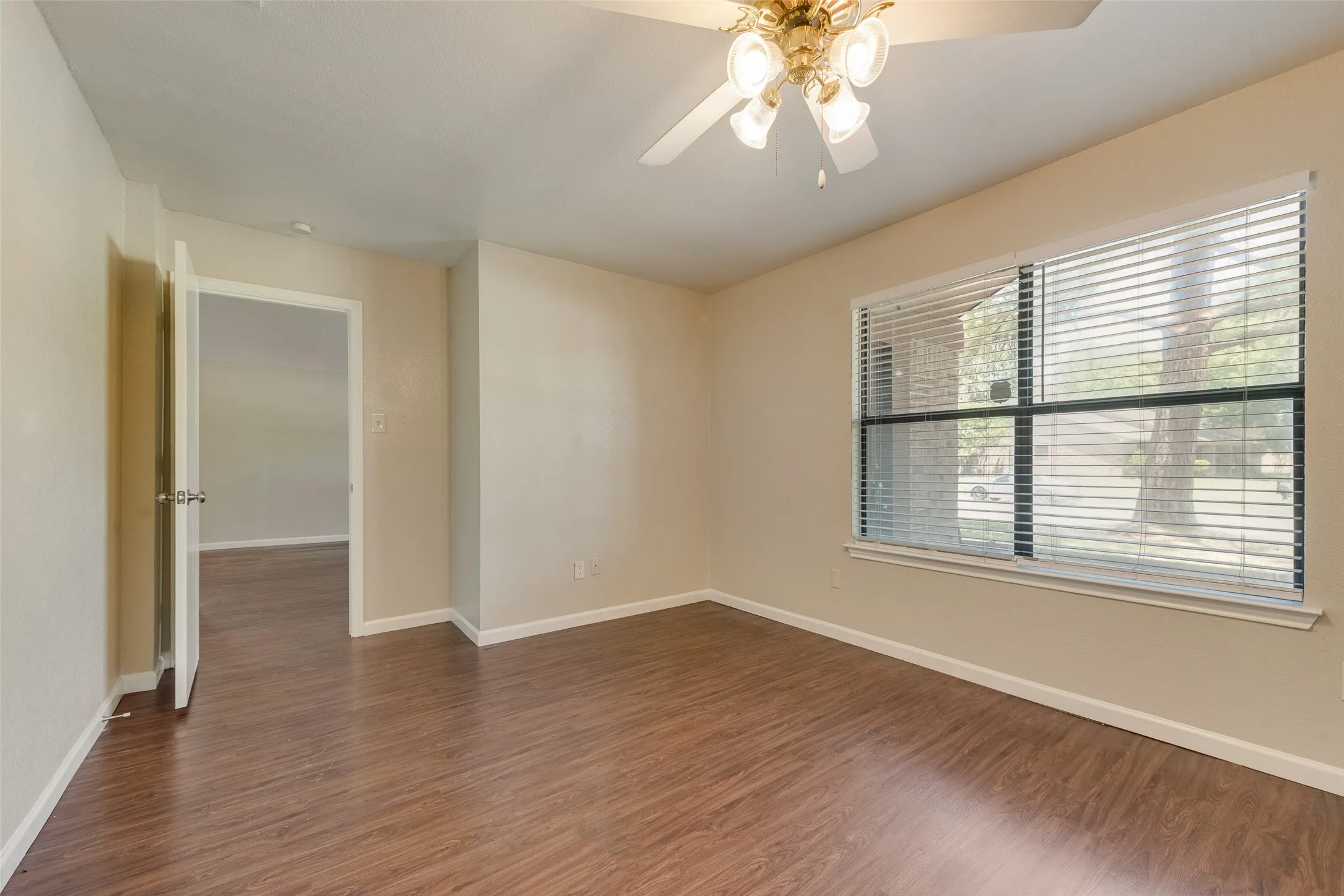 Townhouse For Sale in Tarrant County , 208 E Denton Drive, Euless, Texas 76039, 3 Bedroom, 2 Bathroom, Garage spaces, 1,216 Sqft, built in 1981, mls#21336468, Real Estate Agent in Euless, Homes For Sale in Tarrant county, Homes For Sale in Euless, Realtor in Euless Texas, Real Estate Brokerage Independent Realty Texas, Luminita Cordes Realtor