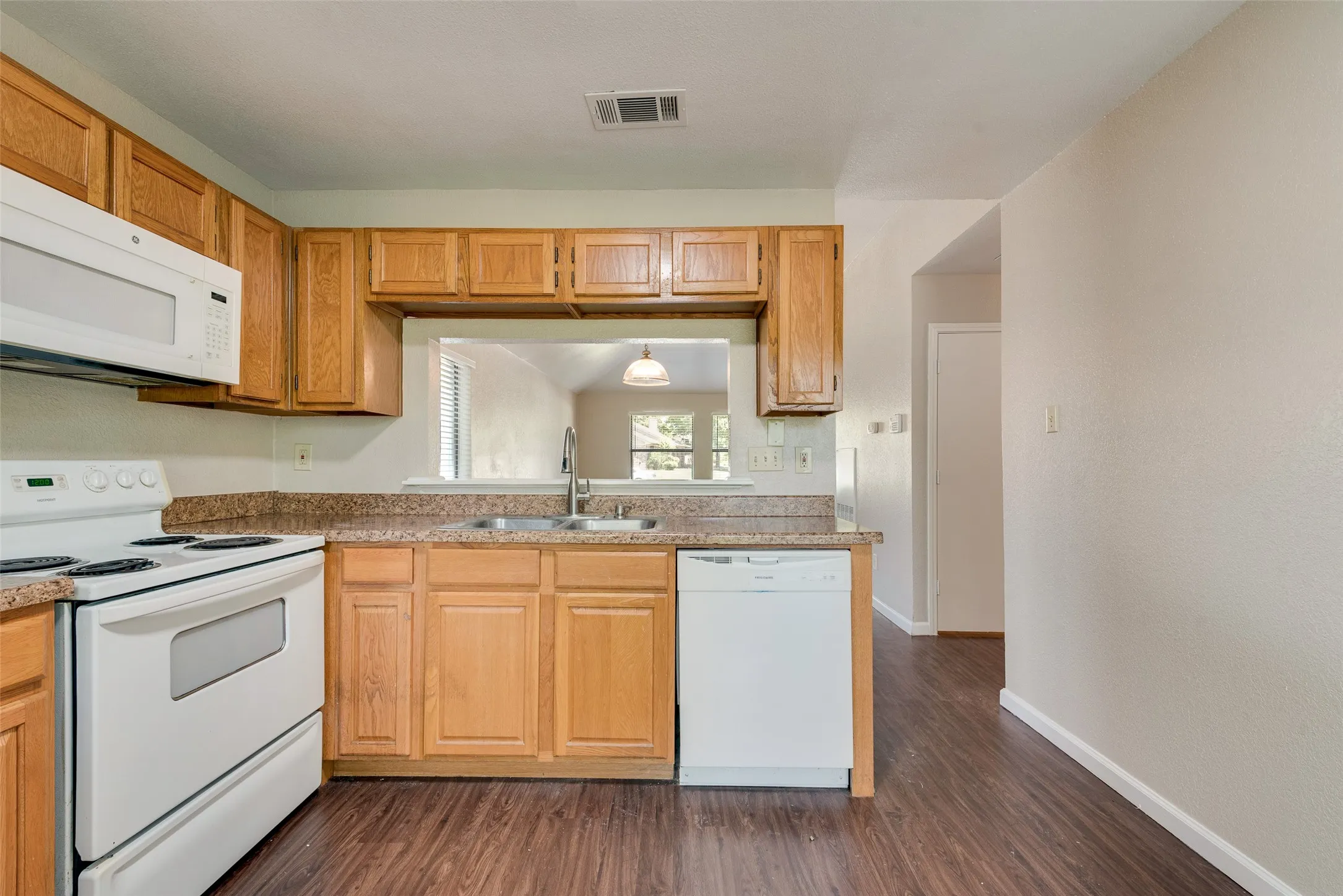 Townhouse For Sale in Tarrant County , 208 E Denton Drive, Euless, Texas 76039, 3 Bedroom, 2 Bathroom, Garage spaces, 1,216 Sqft, built in 1981, mls#21336468, Real Estate Agent in Euless, Homes For Sale in Tarrant county, Homes For Sale in Euless, Realtor in Euless Texas, Real Estate Brokerage Independent Realty Texas, Luminita Cordes Realtor