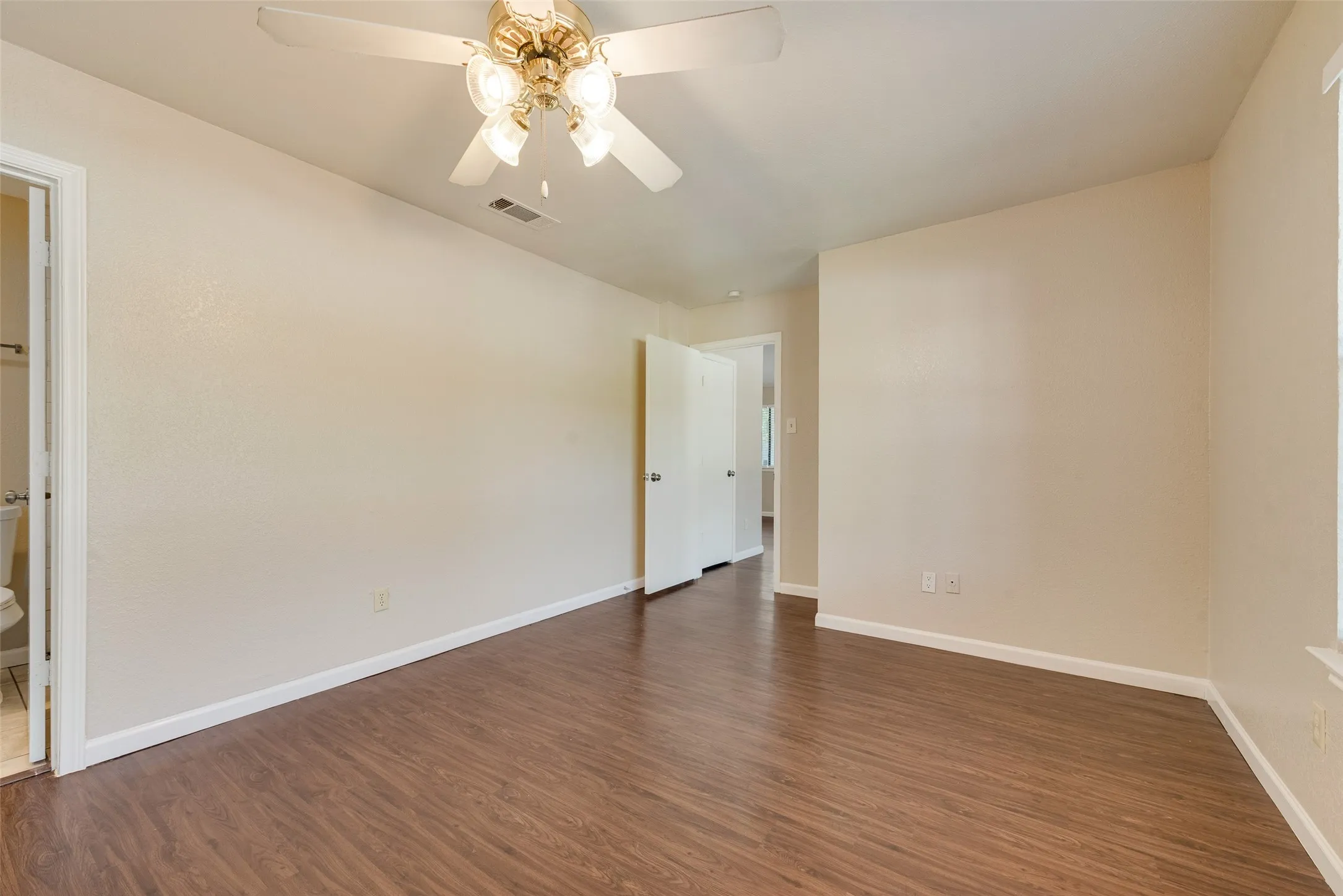 Townhouse For Sale in Tarrant County , 208 E Denton Drive, Euless, Texas 76039, 3 Bedroom, 2 Bathroom, Garage spaces, 1,216 Sqft, built in 1981, mls#21336468, Real Estate Agent in Euless, Homes For Sale in Tarrant county, Homes For Sale in Euless, Realtor in Euless Texas, Real Estate Brokerage Independent Realty Texas, Luminita Cordes Realtor