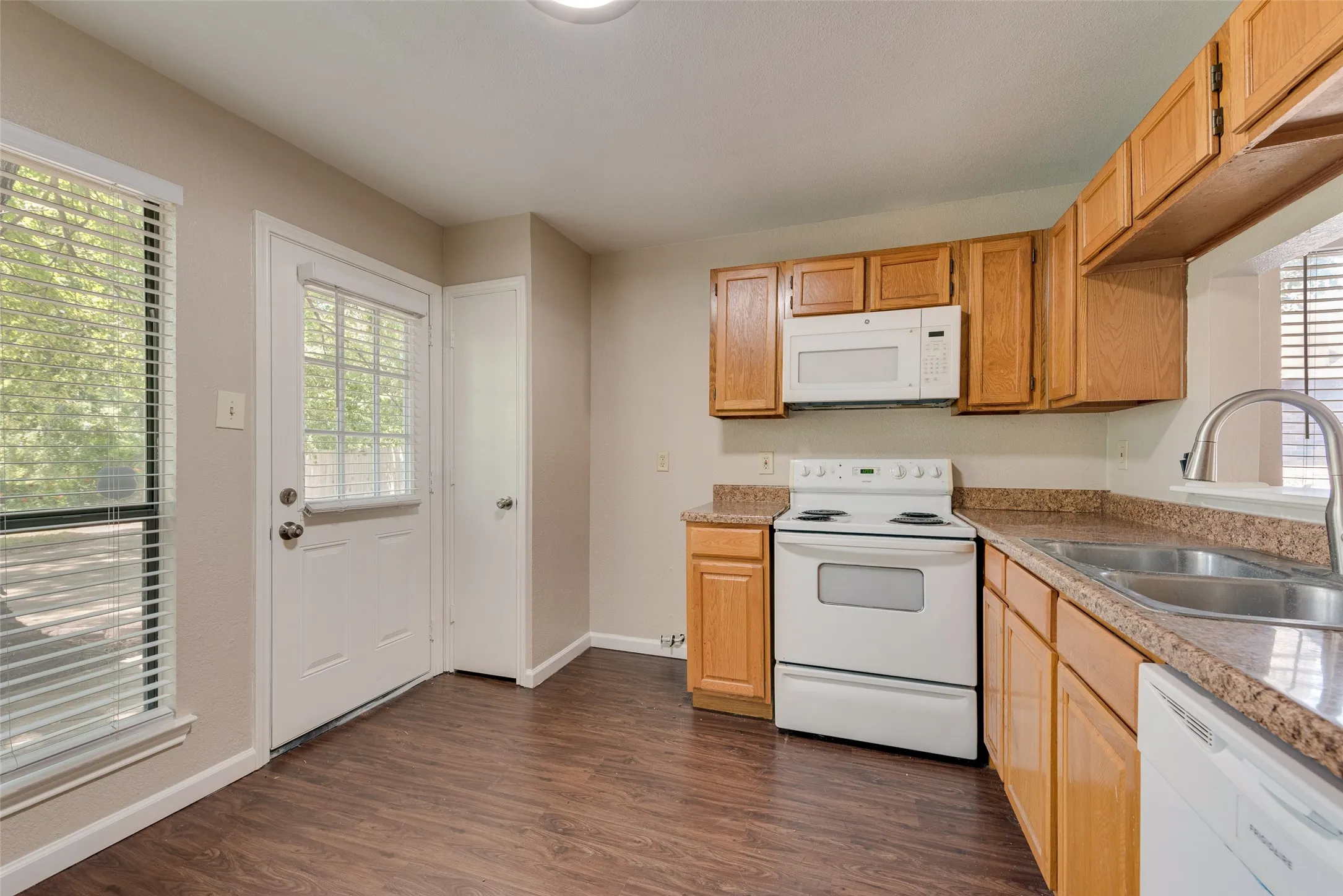 Townhouse For Sale in Tarrant County , 208 E Denton Drive, Euless, Texas 76039, 3 Bedroom, 2 Bathroom, Garage spaces, 1,216 Sqft, built in 1981, mls#21336468, Real Estate Agent in Euless, Homes For Sale in Tarrant county, Homes For Sale in Euless, Realtor in Euless Texas, Real Estate Brokerage Independent Realty Texas, Luminita Cordes Realtor
