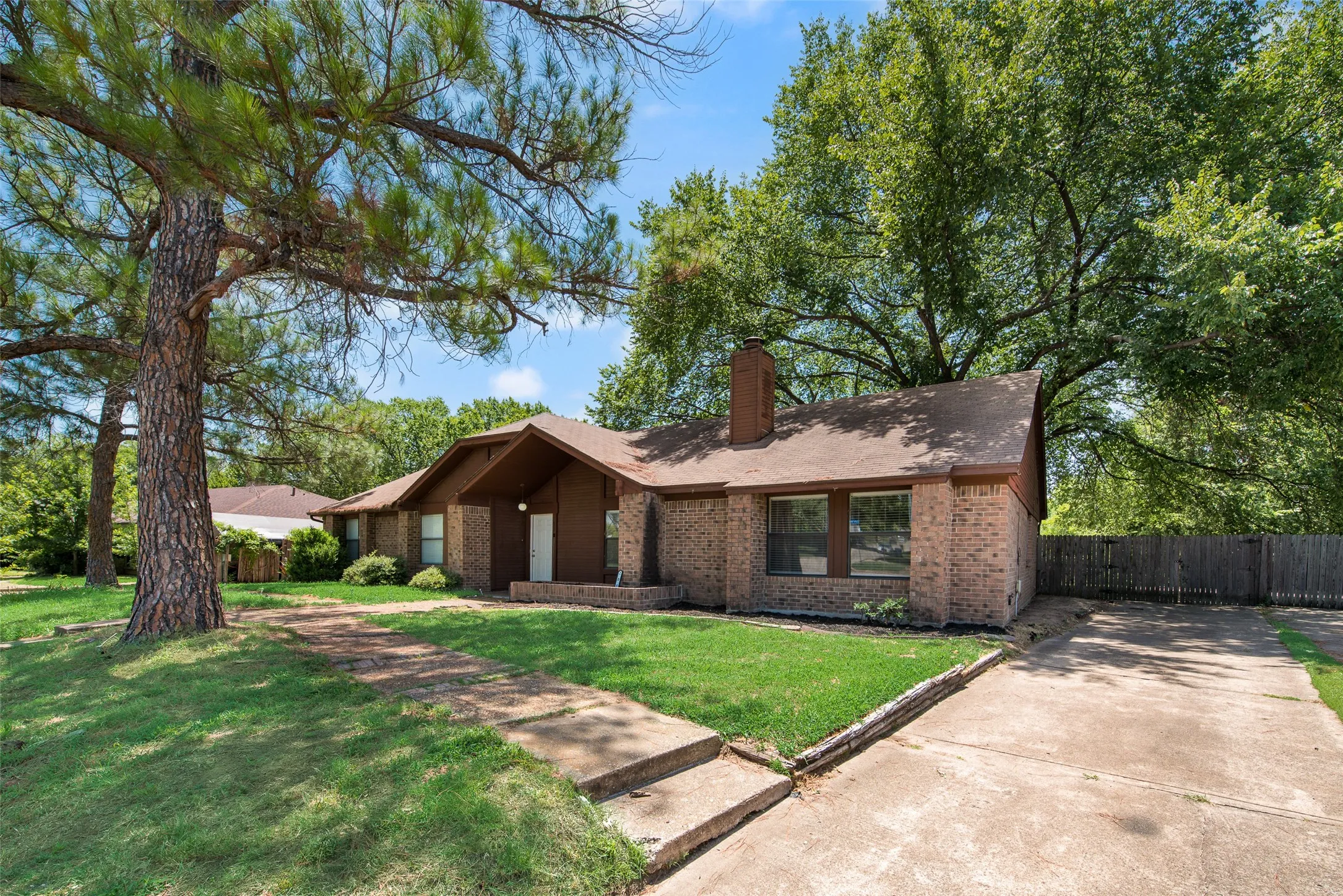 Townhouse For Sale in Tarrant County , 208 E Denton Drive, Euless, Texas 76039, 3 Bedroom, 2 Bathroom, Garage spaces, 1,216 Sqft, built in 1981, mls#21336468, Real Estate Agent in Euless, Homes For Sale in Tarrant county, Homes For Sale in Euless, Realtor in Euless Texas, Real Estate Brokerage Independent Realty Texas, Luminita Cordes Realtor