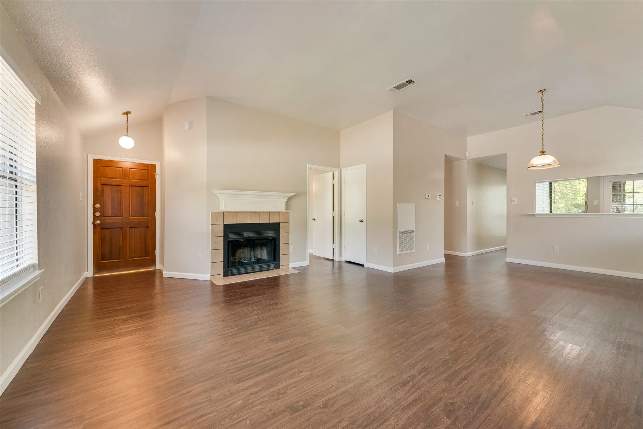 Townhouse For Sale in Tarrant County , 208 E Denton Drive, Euless, Texas 76039, 3 Bedroom, 2 Bathroom, Garage spaces, 1,216 Sqft, built in 1981, mls#21336468, Real Estate Agent in Euless, Homes For Sale in Tarrant county, Homes For Sale in Euless, Realtor in Euless Texas, Real Estate Brokerage Independent Realty Texas, Luminita Cordes Realtor