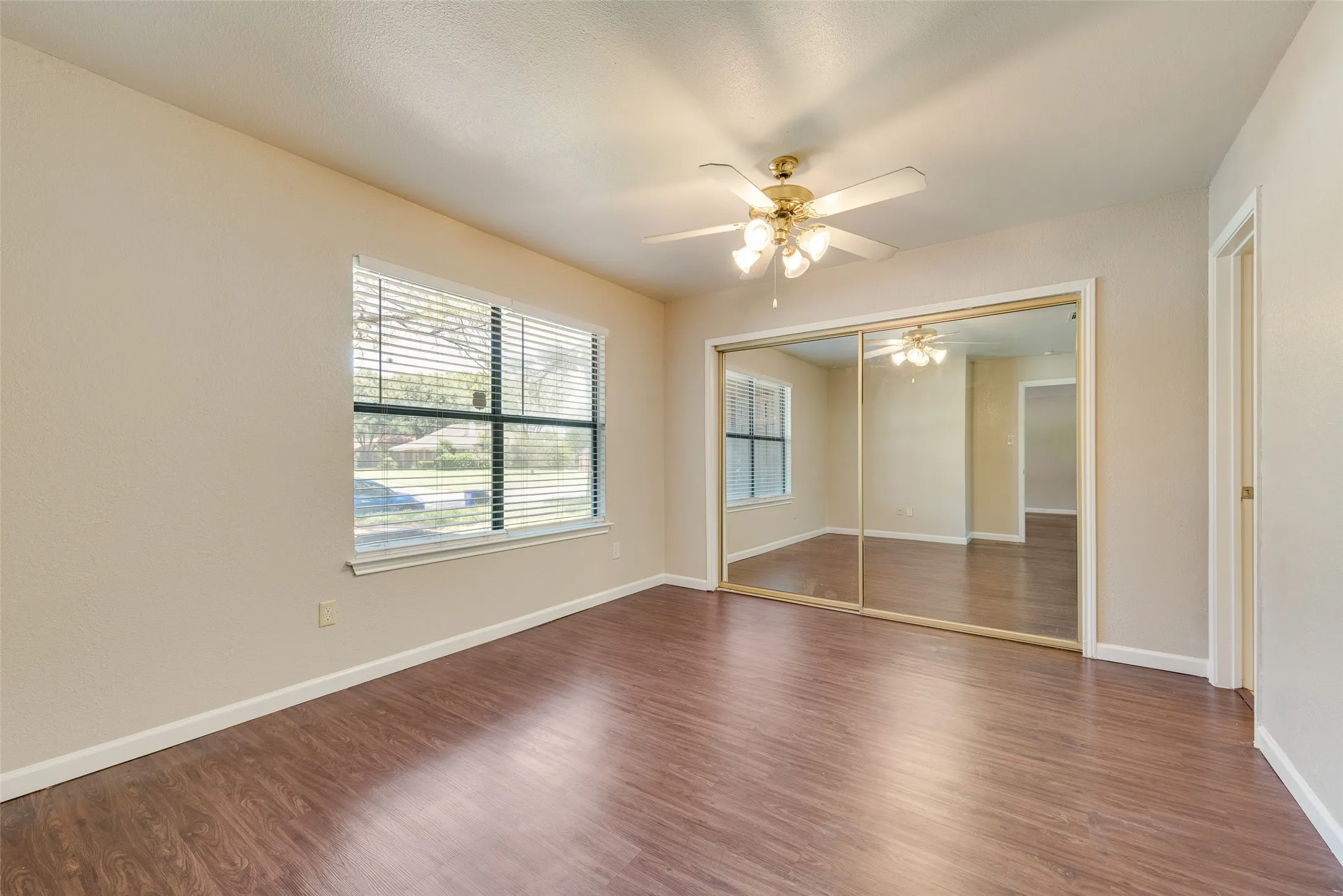 Townhouse For Sale in Tarrant County , 208 E Denton Drive, Euless, Texas 76039, 3 Bedroom, 2 Bathroom, Garage spaces, 1,216 Sqft, built in 1981, mls#21336468, Real Estate Agent in Euless, Homes For Sale in Tarrant county, Homes For Sale in Euless, Realtor in Euless Texas, Real Estate Brokerage Independent Realty Texas, Luminita Cordes Realtor
