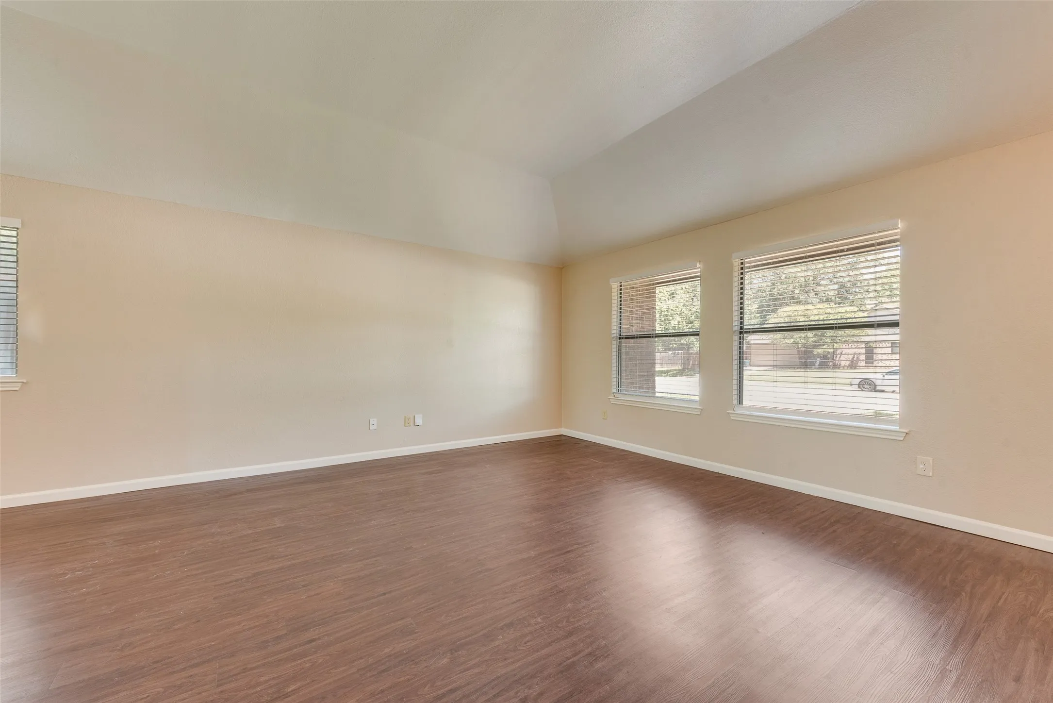 Townhouse For Sale in Tarrant County , 208 E Denton Drive, Euless, Texas 76039, 3 Bedroom, 2 Bathroom, Garage spaces, 1,216 Sqft, built in 1981, mls#21336468, Real Estate Agent in Euless, Homes For Sale in Tarrant county, Homes For Sale in Euless, Realtor in Euless Texas, Real Estate Brokerage Independent Realty Texas, Luminita Cordes Realtor