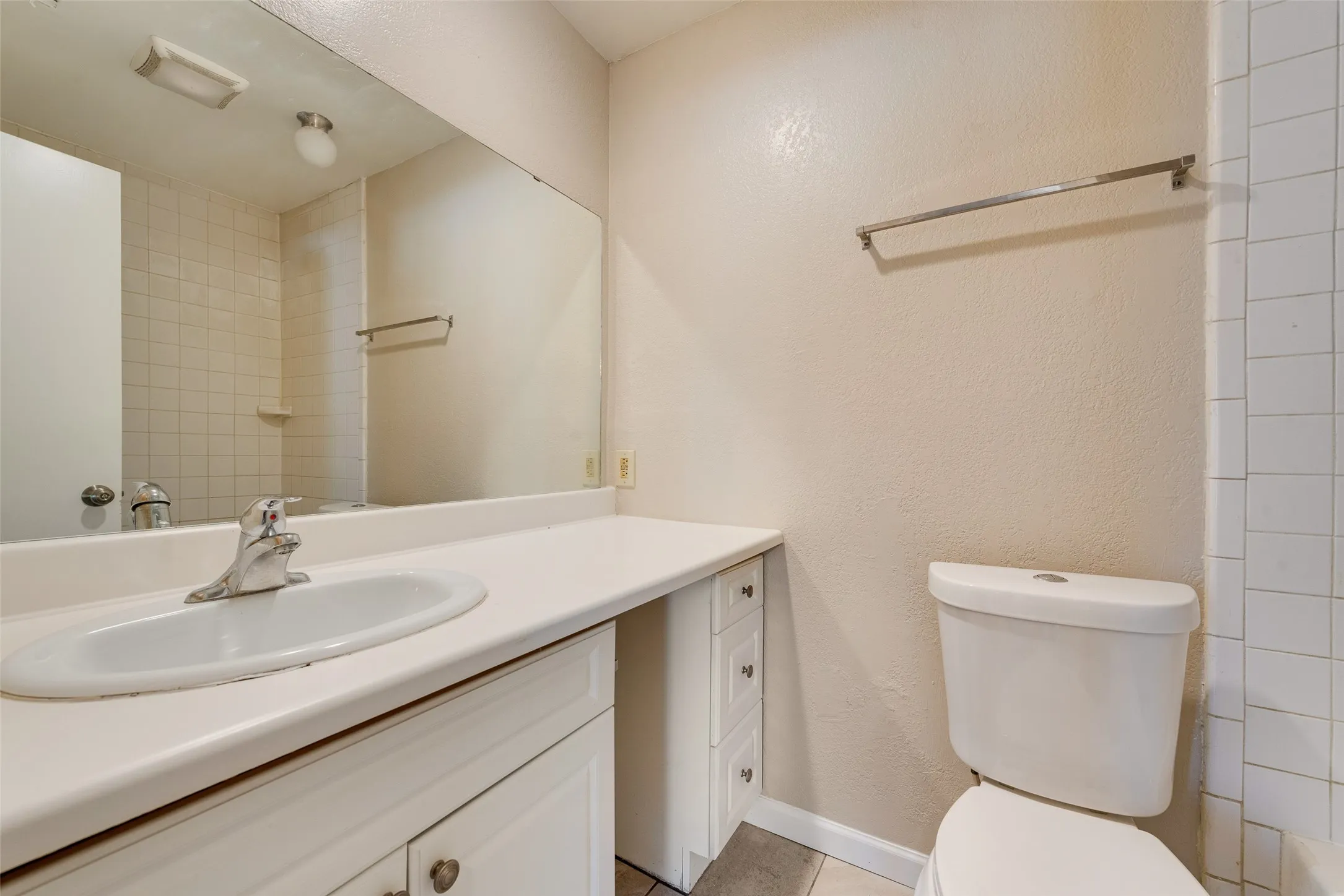 Townhouse For Sale in Tarrant County , 208 E Denton Drive, Euless, Texas 76039, 3 Bedroom, 2 Bathroom, Garage spaces, 1,216 Sqft, built in 1981, mls#21336468, Real Estate Agent in Euless, Homes For Sale in Tarrant county, Homes For Sale in Euless, Realtor in Euless Texas, Real Estate Brokerage Independent Realty Texas, Luminita Cordes Realtor