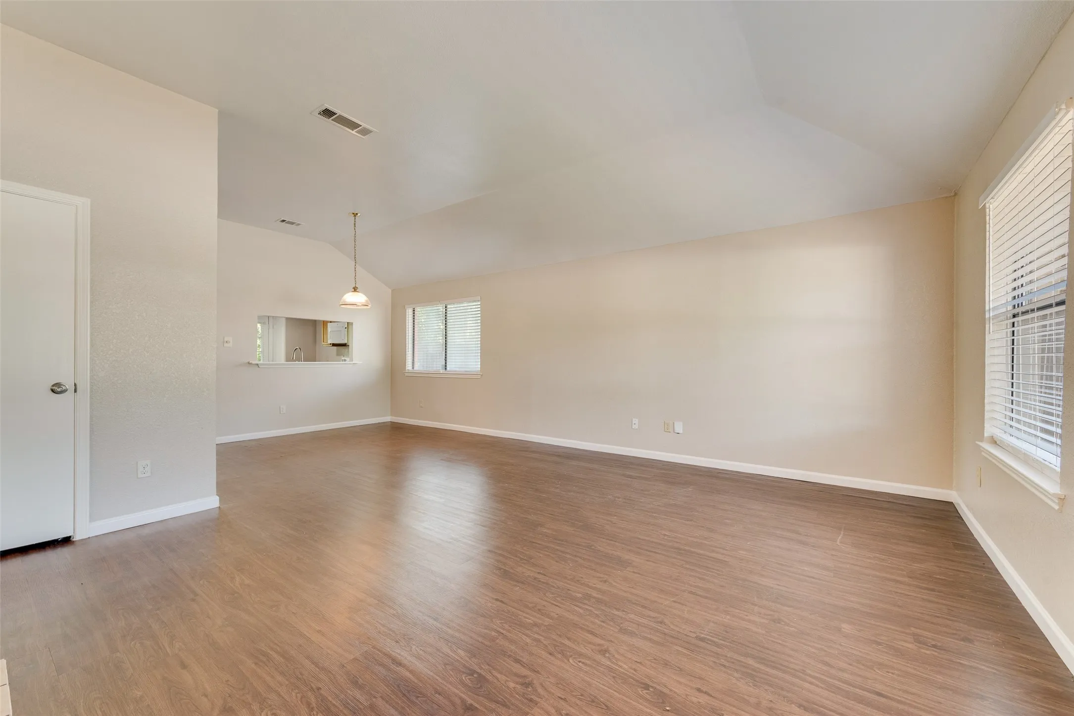 Townhouse For Sale in Tarrant County , 208 E Denton Drive, Euless, Texas 76039, 3 Bedroom, 2 Bathroom, Garage spaces, 1,216 Sqft, built in 1981, mls#21336468, Real Estate Agent in Euless, Homes For Sale in Tarrant county, Homes For Sale in Euless, Realtor in Euless Texas, Real Estate Brokerage Independent Realty Texas, Luminita Cordes Realtor