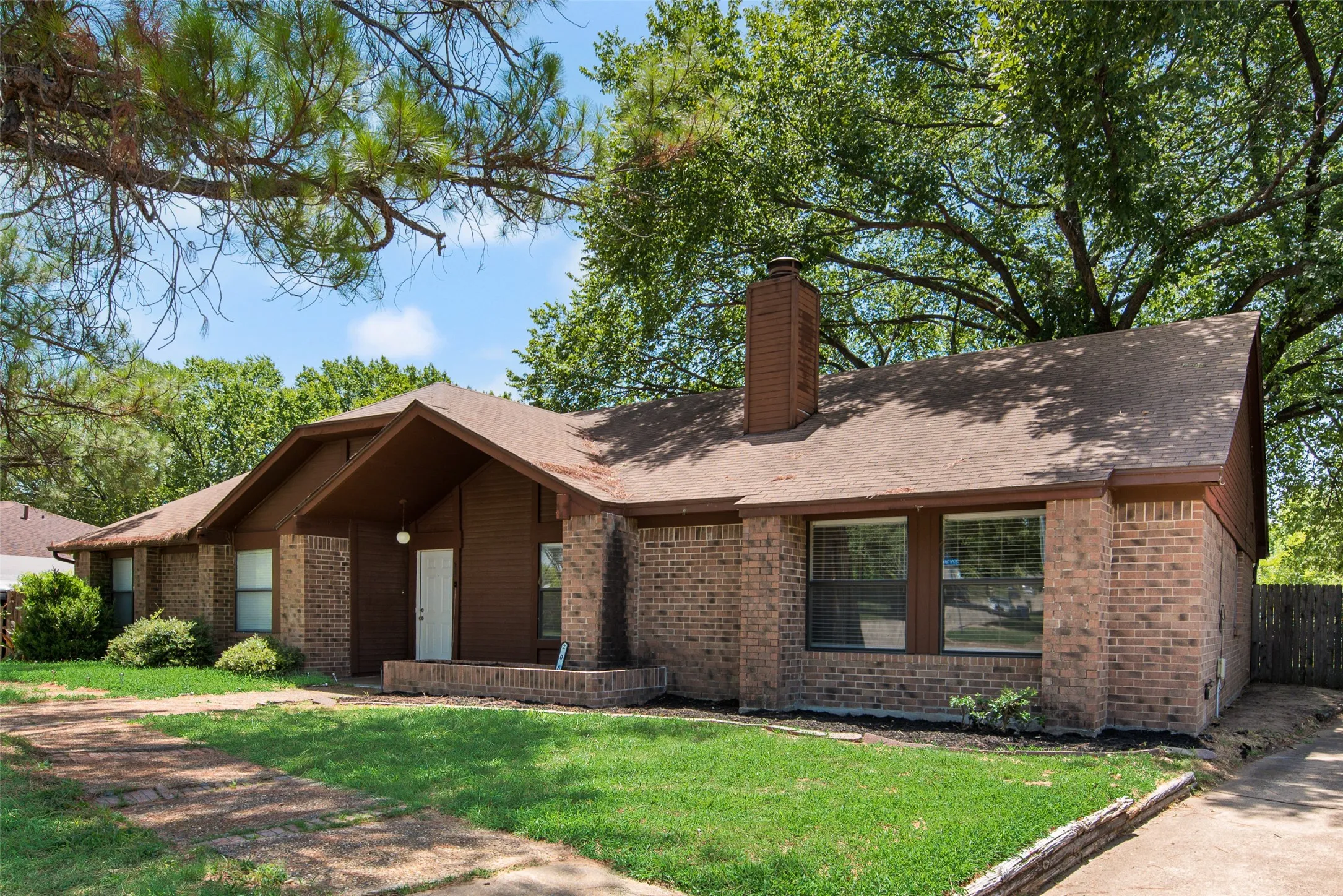 Townhouse For Sale in Tarrant County , 208 E Denton Drive, Euless, Texas 76039, 3 Bedroom, 2 Bathroom, Garage spaces, 1,216 Sqft, built in 1981, mls#21336468, Real Estate Agent in Euless, Homes For Sale in Tarrant county, Homes For Sale in Euless, Realtor in Euless Texas, Real Estate Brokerage Independent Realty Texas, Luminita Cordes Realtor