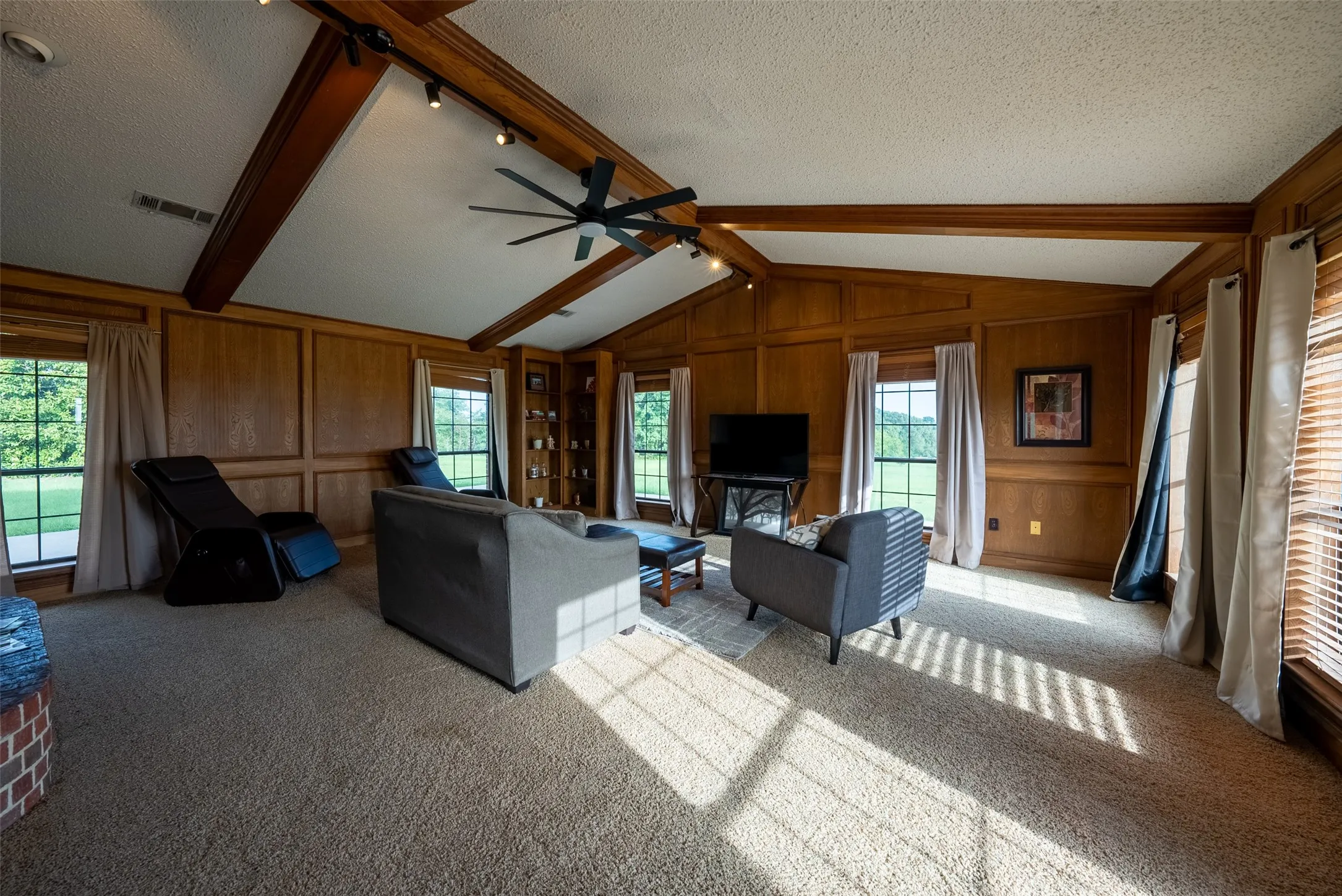 Farm For Sale in Henderson County , 13053 County Road 3806 3805, Murchison, Texas 75778, 6 Bedrooms, 5 Bathrooms, 3 Garage spaces, 3,482 Sqft, built in 1984, Price $2,325,000, mls#21336528, Real Estate Agent in Murchison, Homes For Sale in Henderson county, Homes For Sale in Murchison, Realtor in Murchison Texas, Real Estate Brokerage Independent Realty Texas, Luminita Cordes Realtor