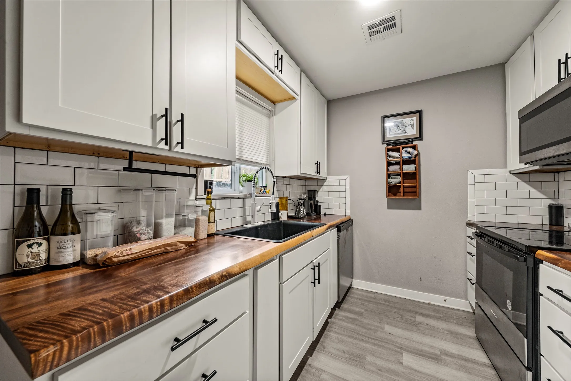 Duplex For Sale in Mc Lennan County , 208-212 Queen Drive, Hewitt, Texas 76643, 4 Bedroom, 4 Bathroom, Garage spaces, 0 Sqft, built in 1973, mls#21336022, Real Estate Agent in Hewitt, Homes For Sale in Mc Lennan county, Homes For Sale in Hewitt, Realtor in Hewitt Texas, Real Estate Brokerage Independent Realty Texas, Luminita Cordes Realtor
