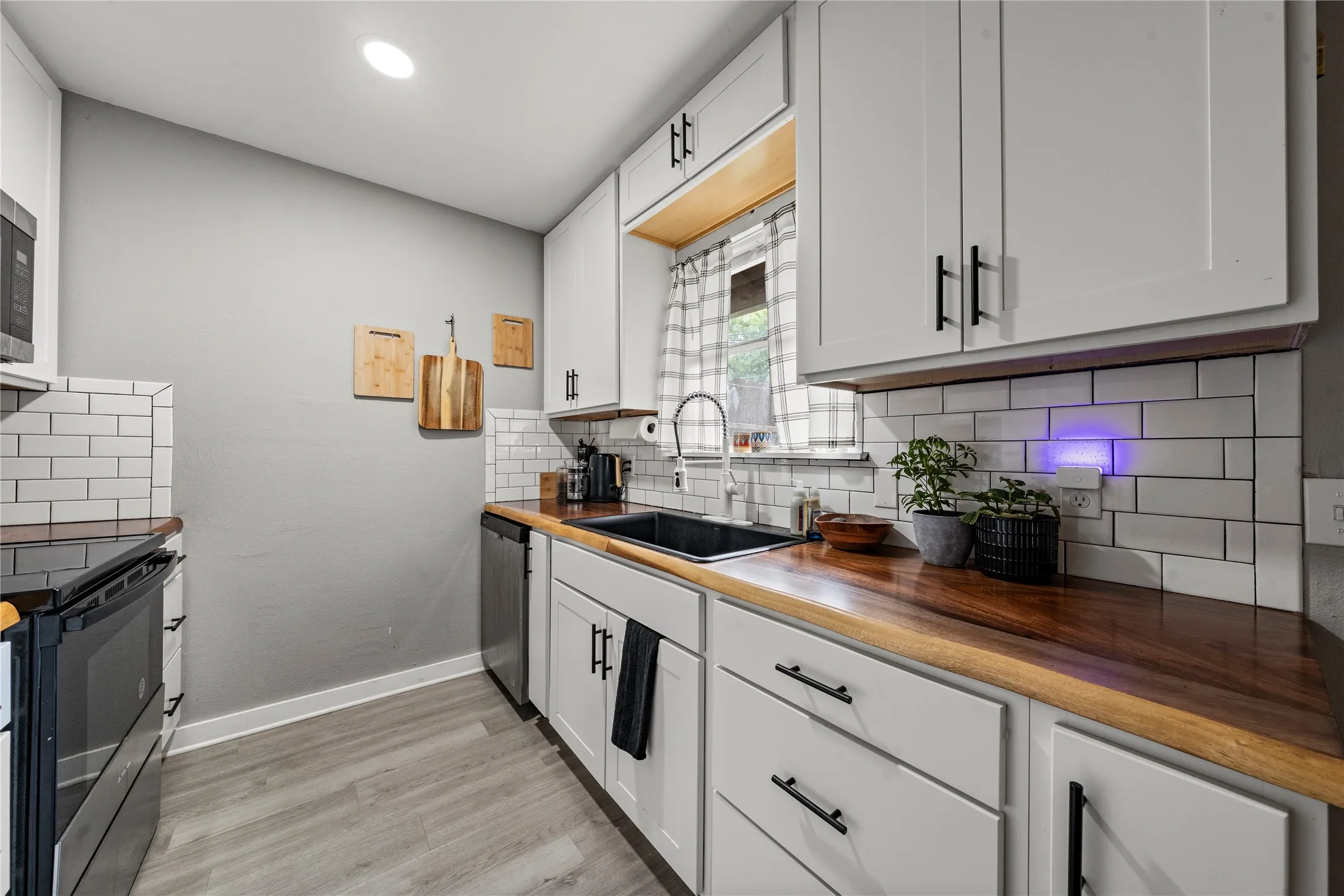 Duplex For Sale in Mc Lennan County , 208-212 Queen Drive, Hewitt, Texas 76643, 4 Bedroom, 4 Bathroom, Garage spaces, 0 Sqft, built in 1973, mls#21336022, Real Estate Agent in Hewitt, Homes For Sale in Mc Lennan county, Homes For Sale in Hewitt, Realtor in Hewitt Texas, Real Estate Brokerage Independent Realty Texas, Luminita Cordes Realtor