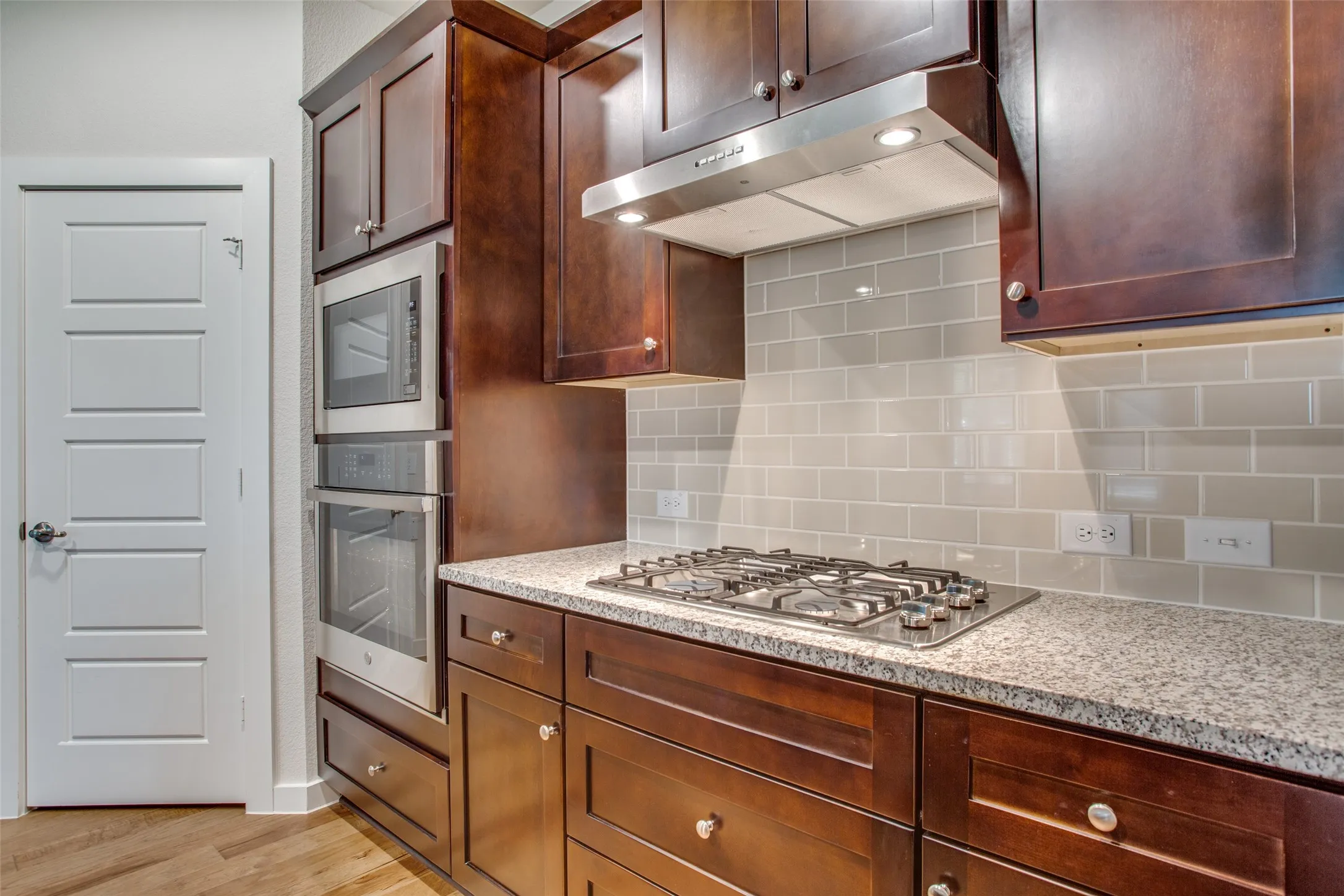 In-counter gas cooktop with exhaust vent above